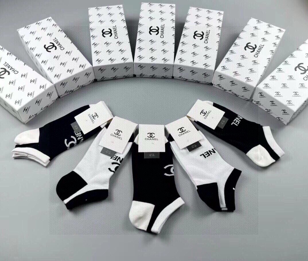 🆕CHANEL · 香奈儿❗️香奶奶家新品女款袜子❗️【一盒五双】纯棉材质，柔软舒适透气，提花经典品牌全