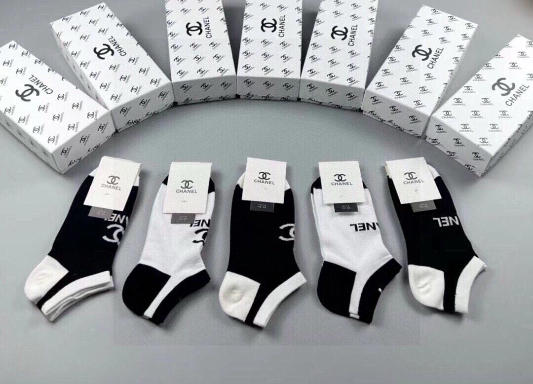 🆕CHANEL · 香奈儿❗️香奶奶家新品女款袜子❗️【一盒五双】纯棉材质，柔软舒适透气，提花经典品牌全