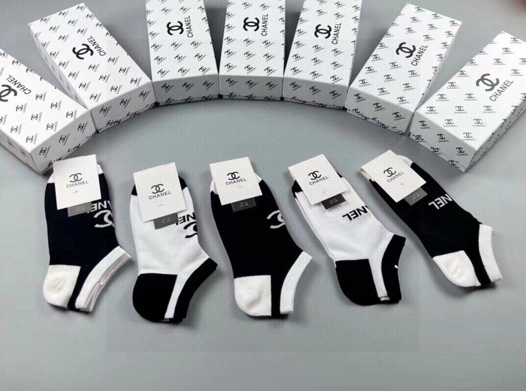 🆕CHANEL · 香奈儿❗️香奶奶家新品女款袜子❗️【一盒五双】纯棉材质，柔软舒适透气，提花经典品牌全