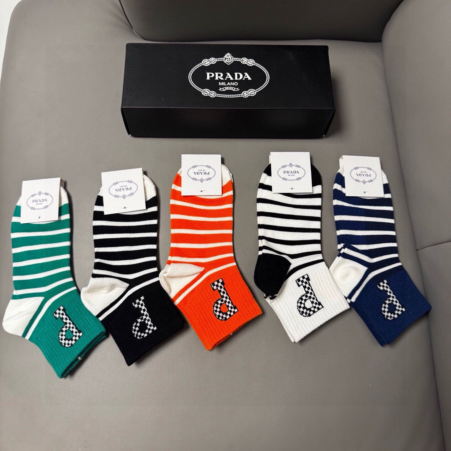 🆕PRADA · 普拉达新品中筒袜子❗️【一盒五双】纯棉材质织造，提花经典标志，柔软舒适，大牌出街，潮人