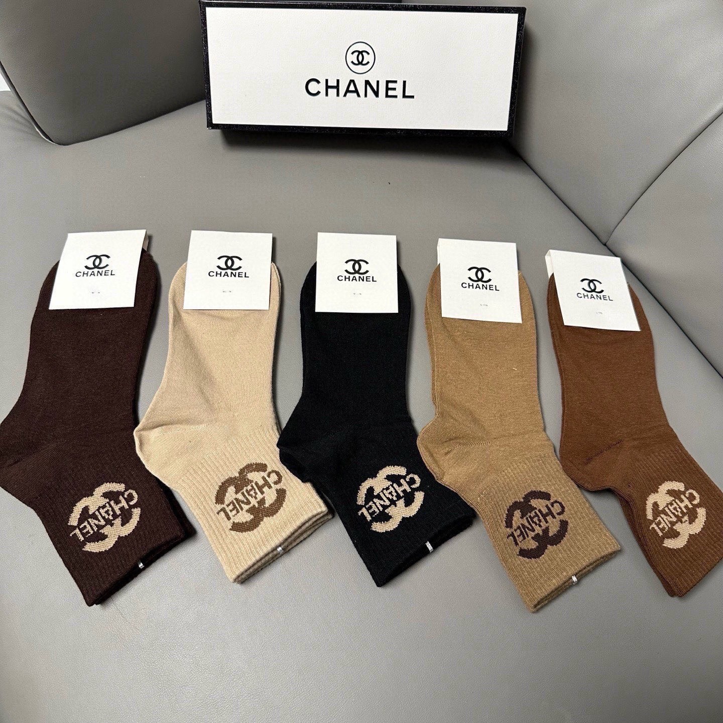 🆕CHANEL · 香奈儿❗️香奶奶家新品女款袜子❗️【一盒五双】纯棉材质，柔软舒适透气，经典双C标识，