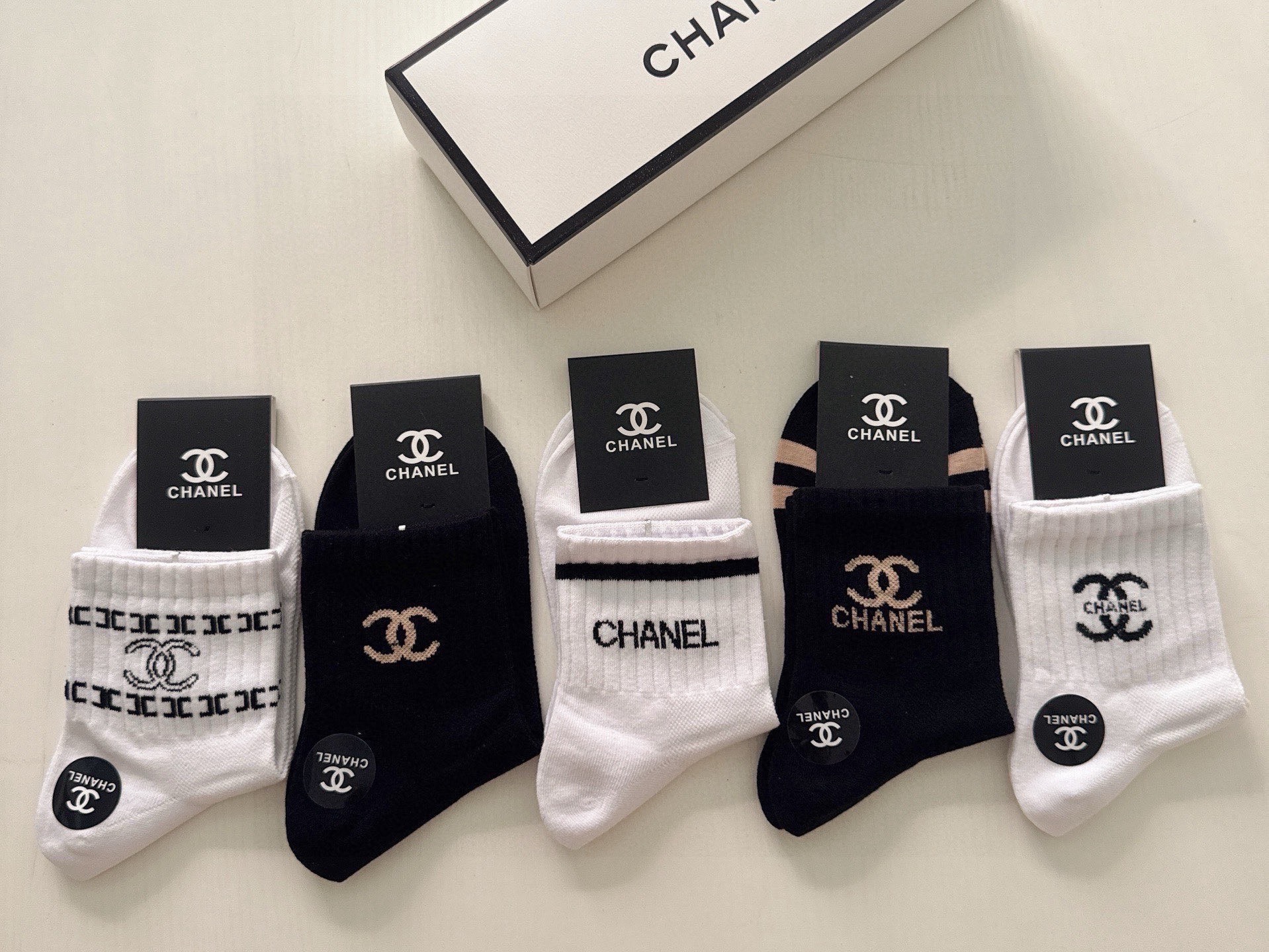🆕CHANEL · 香奈儿❗️香奶奶家新品女款袜子❗️【一盒五双】纯棉材质，柔软舒适透气，提花经典品牌全