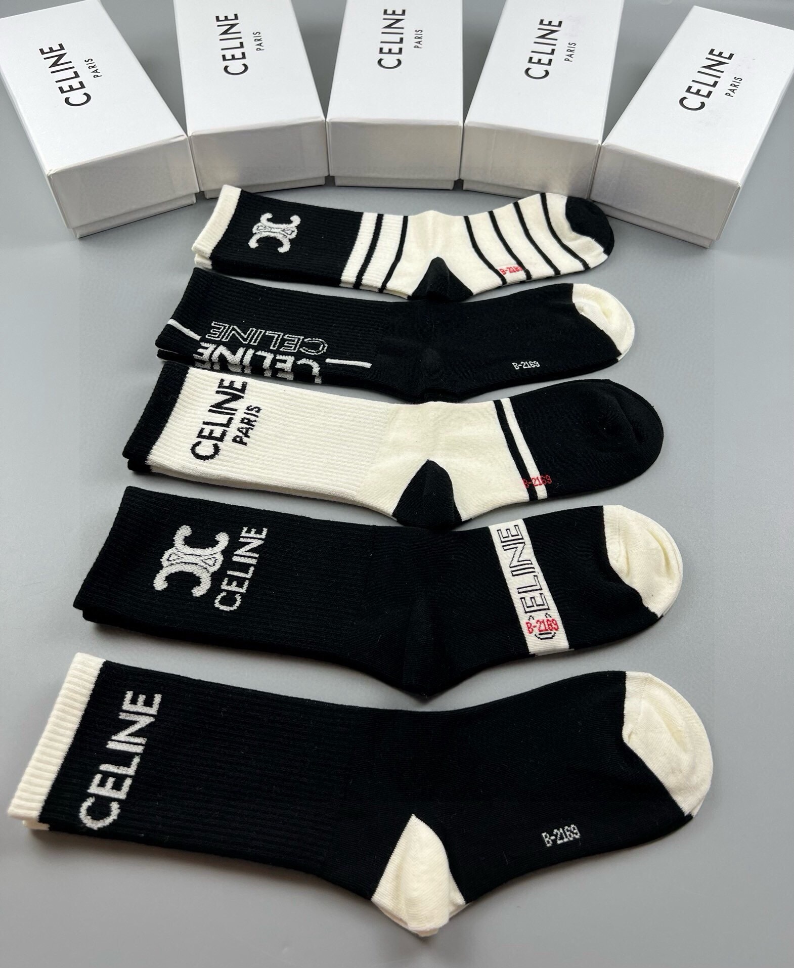 🆕Celine · 赛琳❗️CE家新品女款中筒袜子❗️【一盒五双】纯棉材质，柔软舒适透气，提花经典CE标