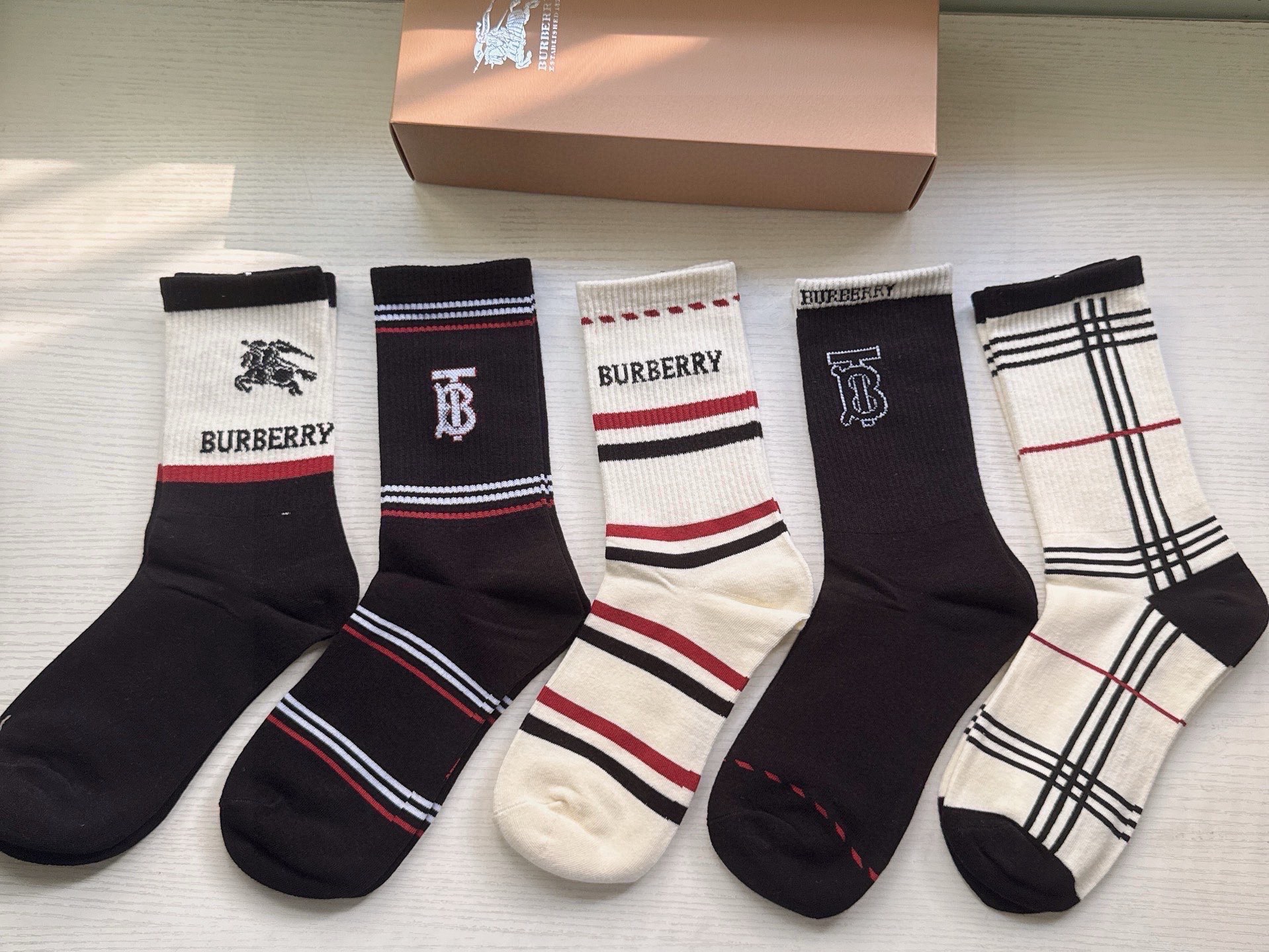 NO:813115,Burberry · Burberry Big B's new women's long socks [five pairs in a box] plaid design with war horse logo, simple and elegant, super beautiful in kind, super popular small item, big name outing, fashionable people must have super easy to match socks, stockings, socks, burberry, burberry, socks19860909 Burberry · 巴宝莉大B家新品女款长筒袜子【一盒五双】格子设计搭配战马logo,简单大气,实物超漂亮,超火爆小单品,大牌出街,潮人必备超好搭袜子,丝袜,袜子,burberry,burberry,socks,accessory