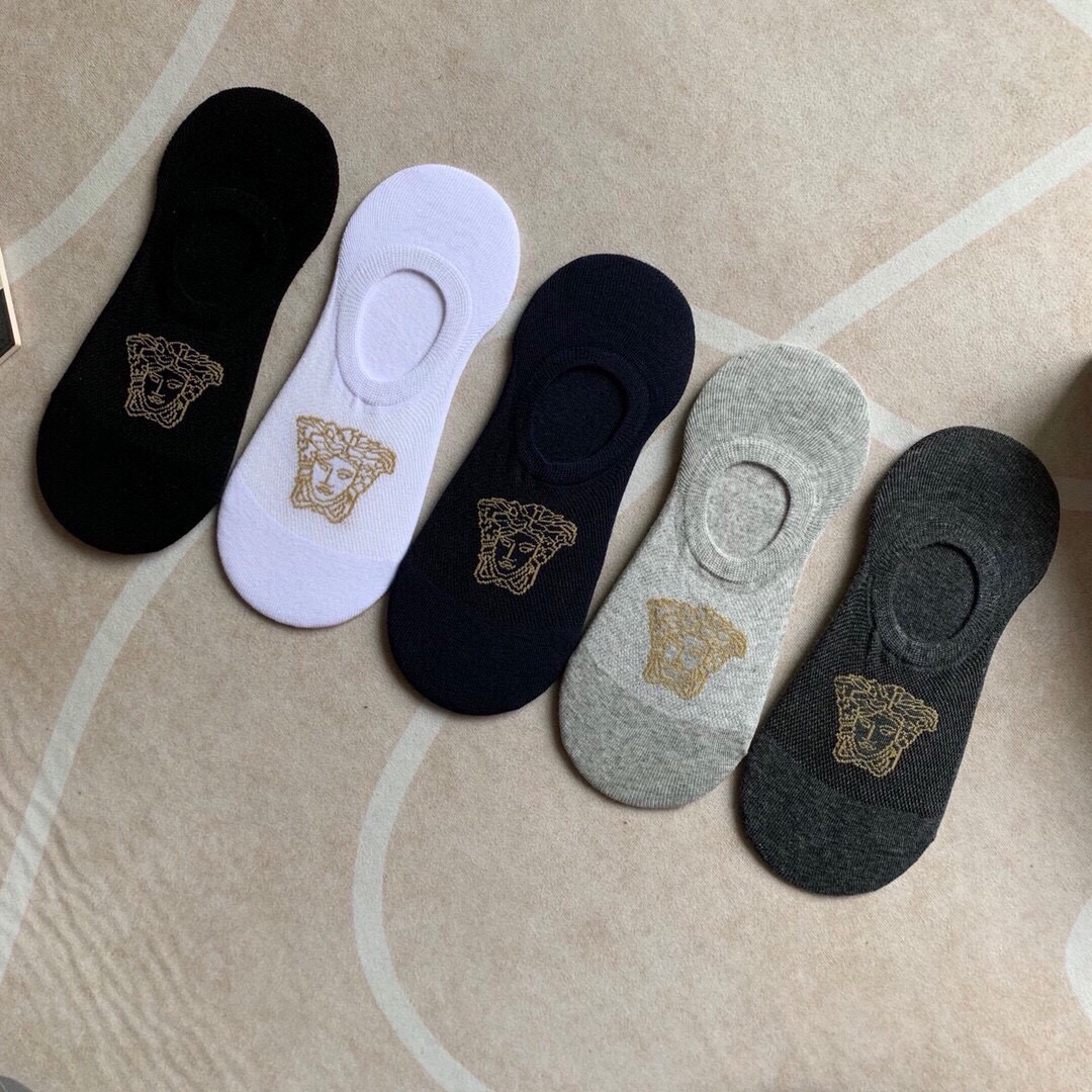NO:813170,Versace · Versace classic men's invisible boat socks [five pairs in a box] are made of pure cotton material, super soft and comfortable, and have a classic jacquard beauty head logo, which fully demonstrates the low-key luxury style of the brand's men. The never-ending minimalist five-color black, navy blue, dark gray, light gray, and white ins are super popular small items. Big brands go out, and fashionable people must have super easy-to-match socks, stockings, socks, versace, versace, socks19860909 Versace · 范思哲经典男款隐形船袜【一盒五双】纯棉材质织造,超柔软舒适,提花经典美人头标志,完全彰显该品牌男士的低调奢华风格,永不落幕的极简五色黑、藏蓝、深灰、浅灰、白ins超火爆小单品,大牌出街,潮人必备超好搭袜子,丝袜,袜子,versace,versace,socks,accessory