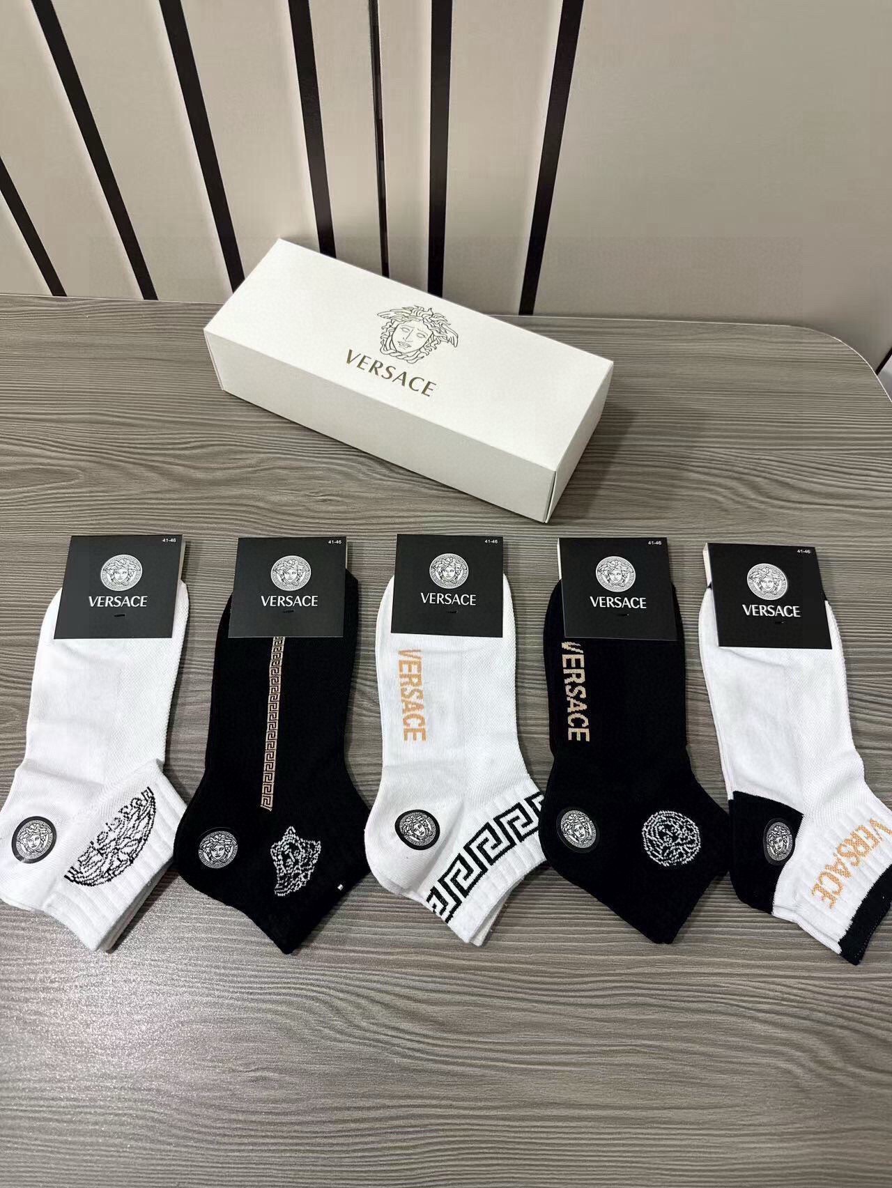 NO:813193,Versace · Versace's new men's socks [five pairs in a box] are made of pure cotton material, super soft and comfortable, and have classic jacquard beauty initials, which fully demonstrate the low-key luxury style of the brand's men. It is a super popular ins item, a big name goes out on the street, a must-have for fashionable people, super easy-to-match socks, stockings, socks, versace, versace, socks19860909 Versace · 范思哲新品男款袜子【一盒五双】纯棉材质织造,超柔软舒适,提花经典美人头字母,完全彰显该品牌男士的低调奢华风格,ins超火爆小单品,大牌出街,潮人必备超好搭袜子,丝袜,袜子,versace,versace,socks,accessory