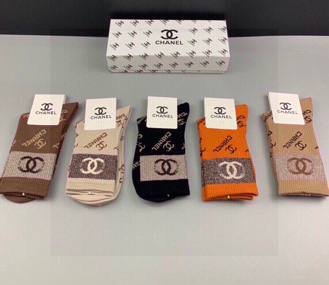 🆕CHANEL · 香奈儿❗️香奶奶家新品女款中筒袜子❗️【一盒五双】纯棉材质，柔软舒适透气，罗口提花经
