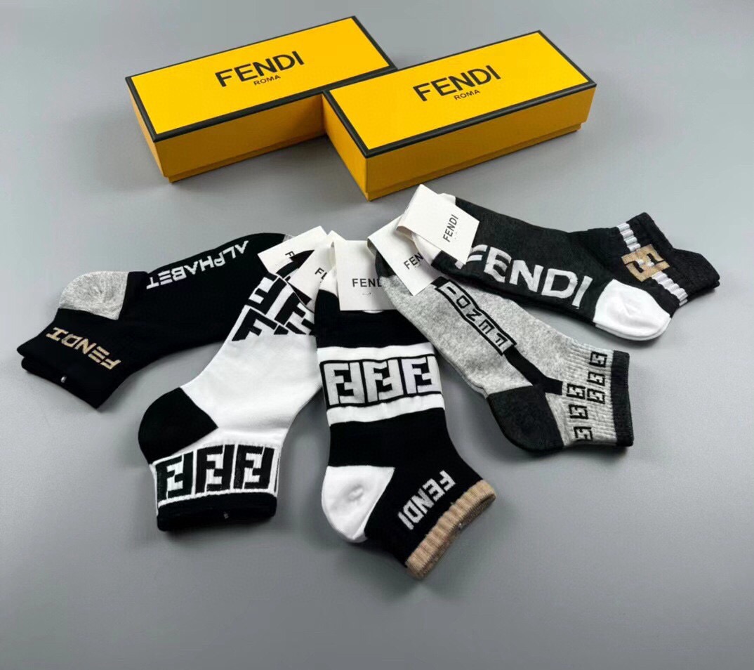 🆕FENDI · 芬迪❗️大F新品男款袜子❗️【一盒五双】提花经典的双F标志，纯棉材质制造，透气舒适，超