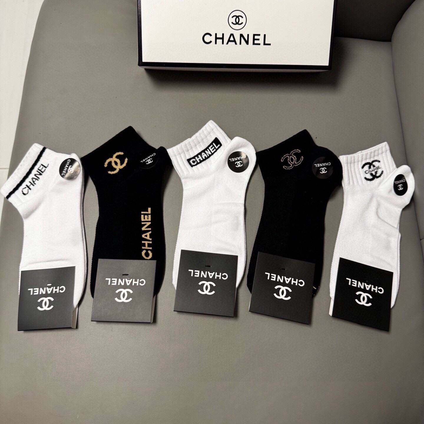 🆕CHANEL · 香奈儿❗️CH新品女款袜子❗️【一盒五双】纯棉材质，提花经典双C标识，炒鸡nice，