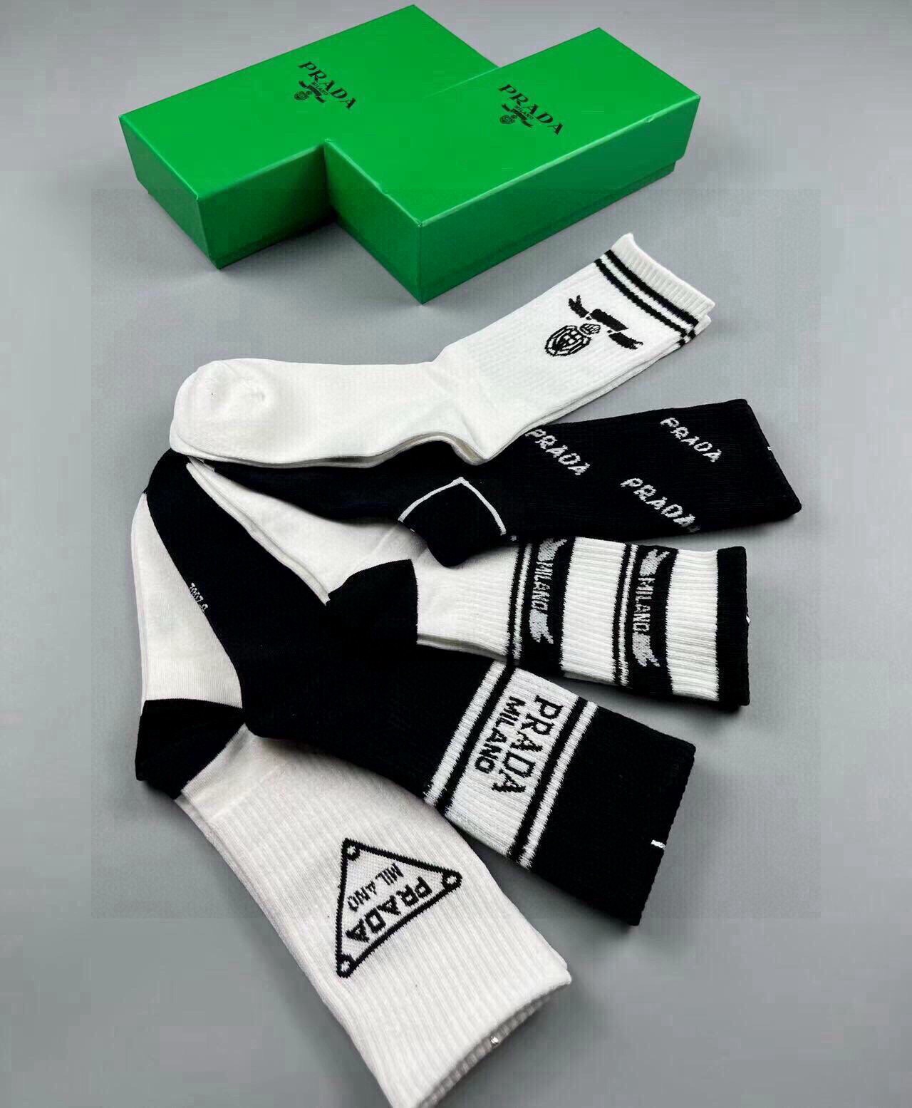 🆕PRADA · 普拉达新品中筒袜子❗️【一盒五双】纯棉材质织造，提花经典标志，柔软舒适，大牌出街，潮人