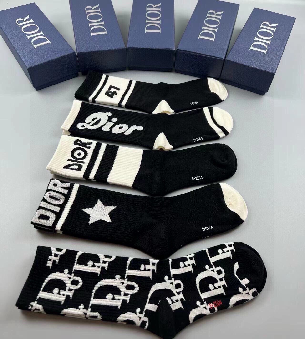 🆕Dior · 迪奥❗️D家新品女款中筒袜子❗️【一盒五双】纯棉材质，上脚柔软舒适，满满的老花经典log