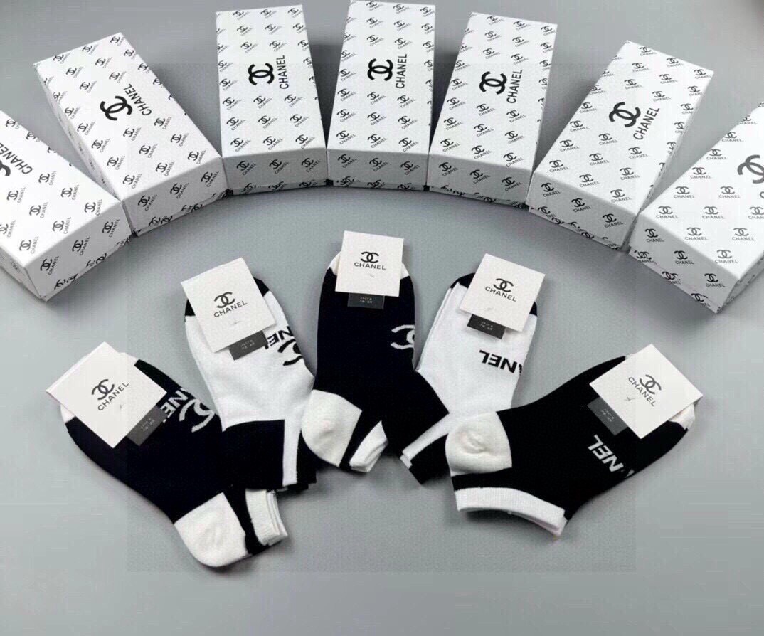 🆕CHANEL · 香奈儿❗️香奶奶家新品女款袜子❗️【一盒五双】纯棉材质，柔软舒适透气，提花经典品牌全