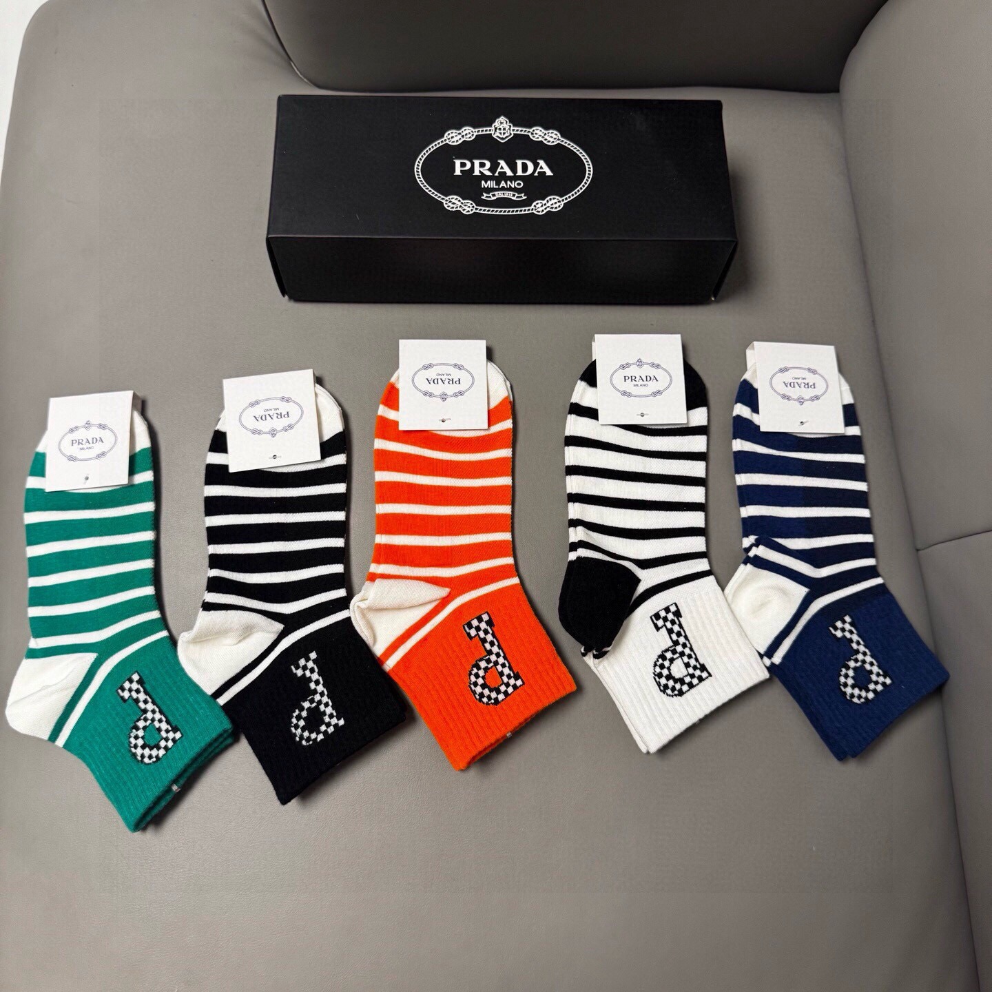 🆕PRADA · 普拉达新品中筒袜子❗️【一盒五双】纯棉材质织造，提花经典标志，柔软舒适，大牌出街，潮人