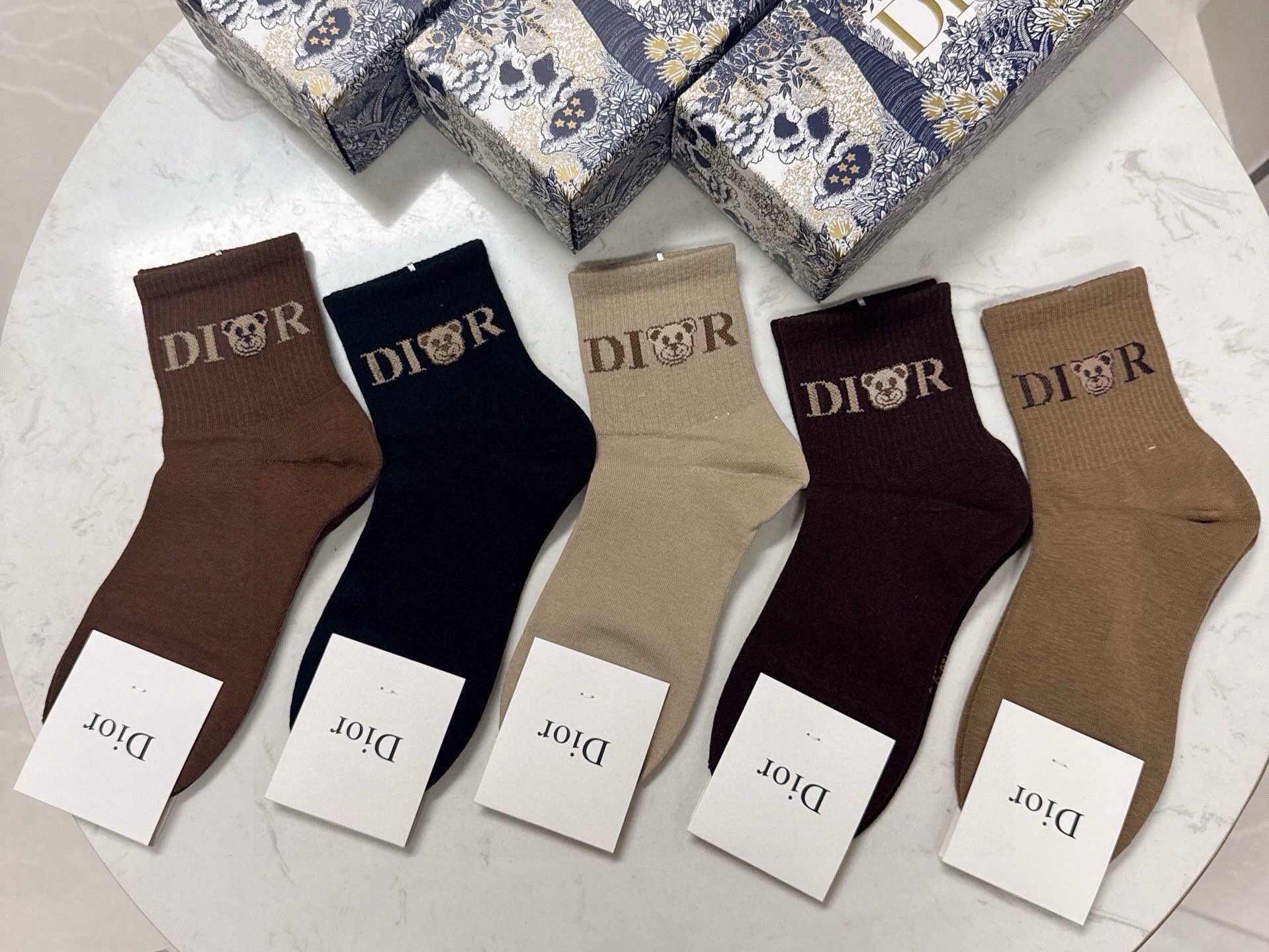🆕Dior · 迪奥❗️D家新品中筒袜子❗️【一盒五双】纯棉材质，上脚柔软舒适，经典的D家字母logo，