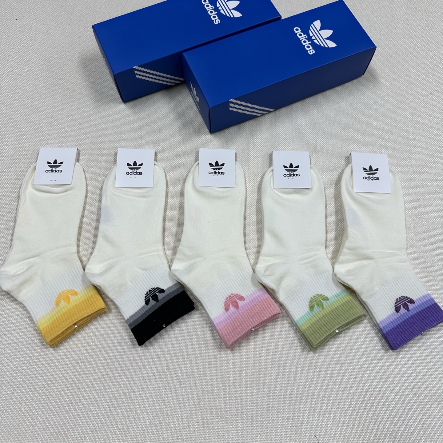 🆕Adidas · 阿迪达斯❗️新品女款中筒袜，火爆全网的三叶草❗️☘️logo超级nice❗️❗️设计