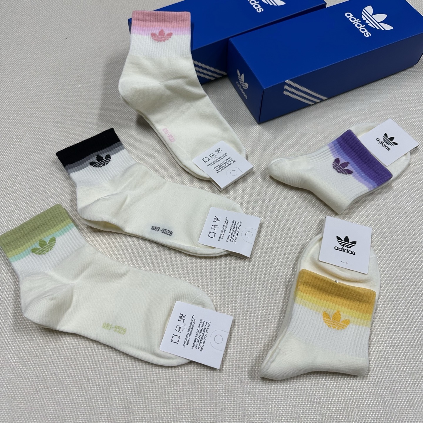 🆕Adidas · 阿迪达斯❗️新品女款中筒袜，火爆全网的三叶草❗️☘️logo超级nice❗️❗️设计