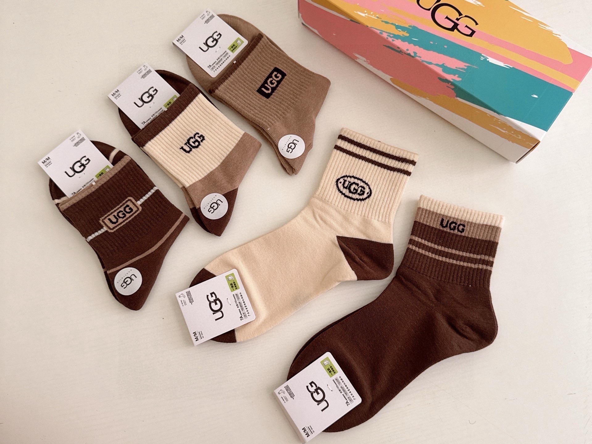 🆕 · UGG · ❗️UGG新品女款中筒袜子❗️【一盒五双】纯棉材质，柔软舒适透气，提花经典标志，炒鸡