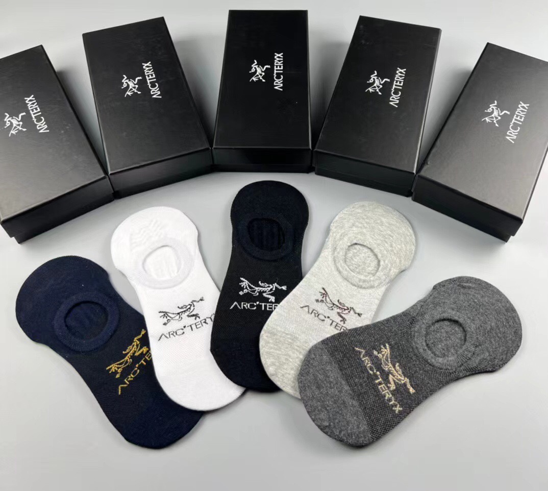 🆕Miumiu · 缪缪❗️缪缪新品女款隐形袜子❗️【一盒五双】提花经典标志，纯棉材质，超舒适超美腻❗️