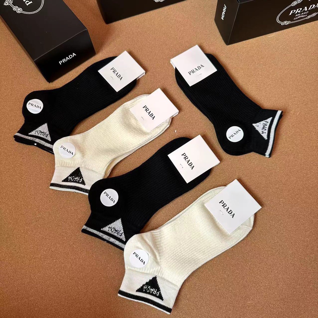 🆕PRADA · 普拉达新品袜子❗️【一盒五双】纯棉材质织造，提花经典标志，柔软舒适，大牌出街，潮人必备
