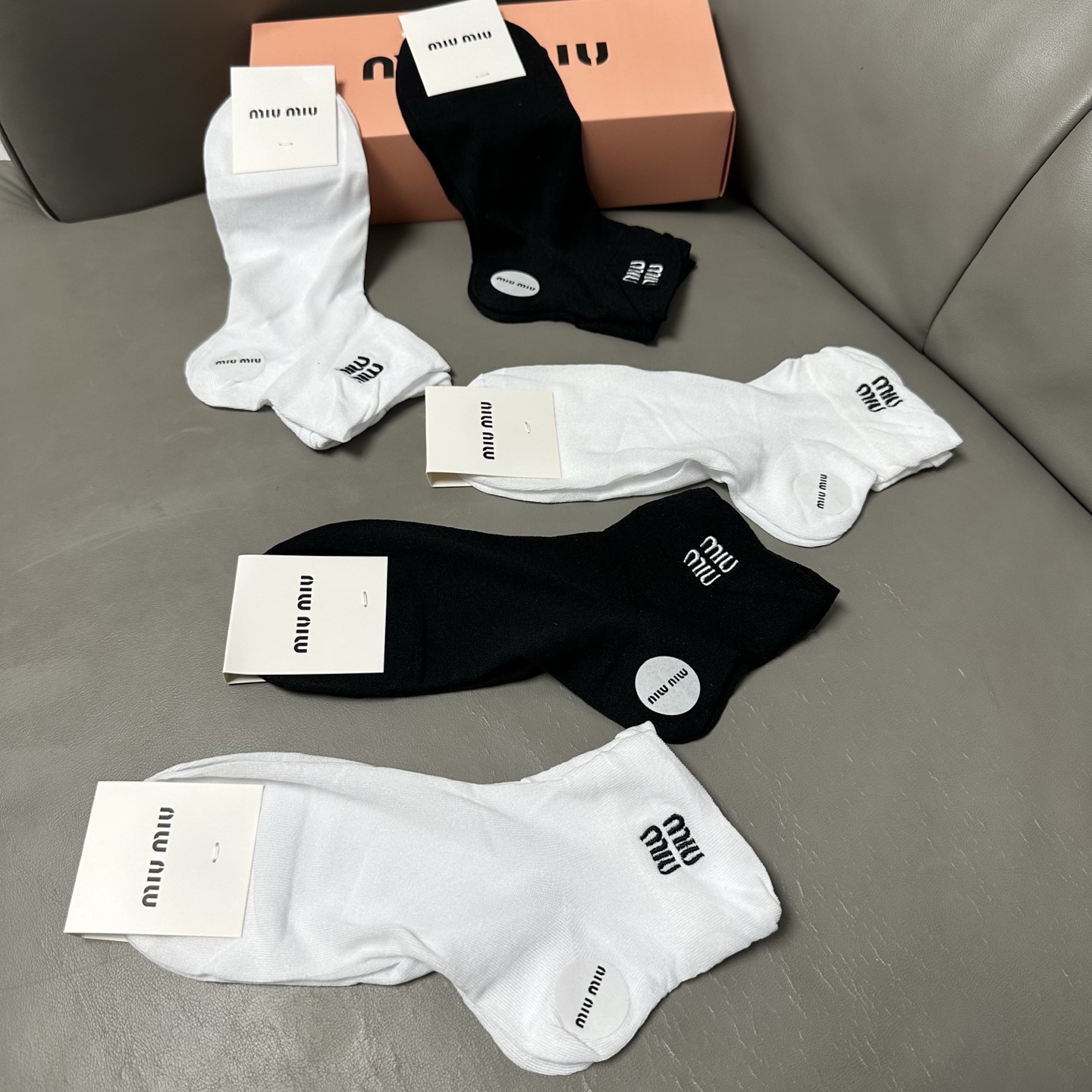 🆕 · Miumiu · ❗️缪缪新品女款袜子❗️【一盒五双】轻薄款，经典miumiu字母刺绣，透气柔软