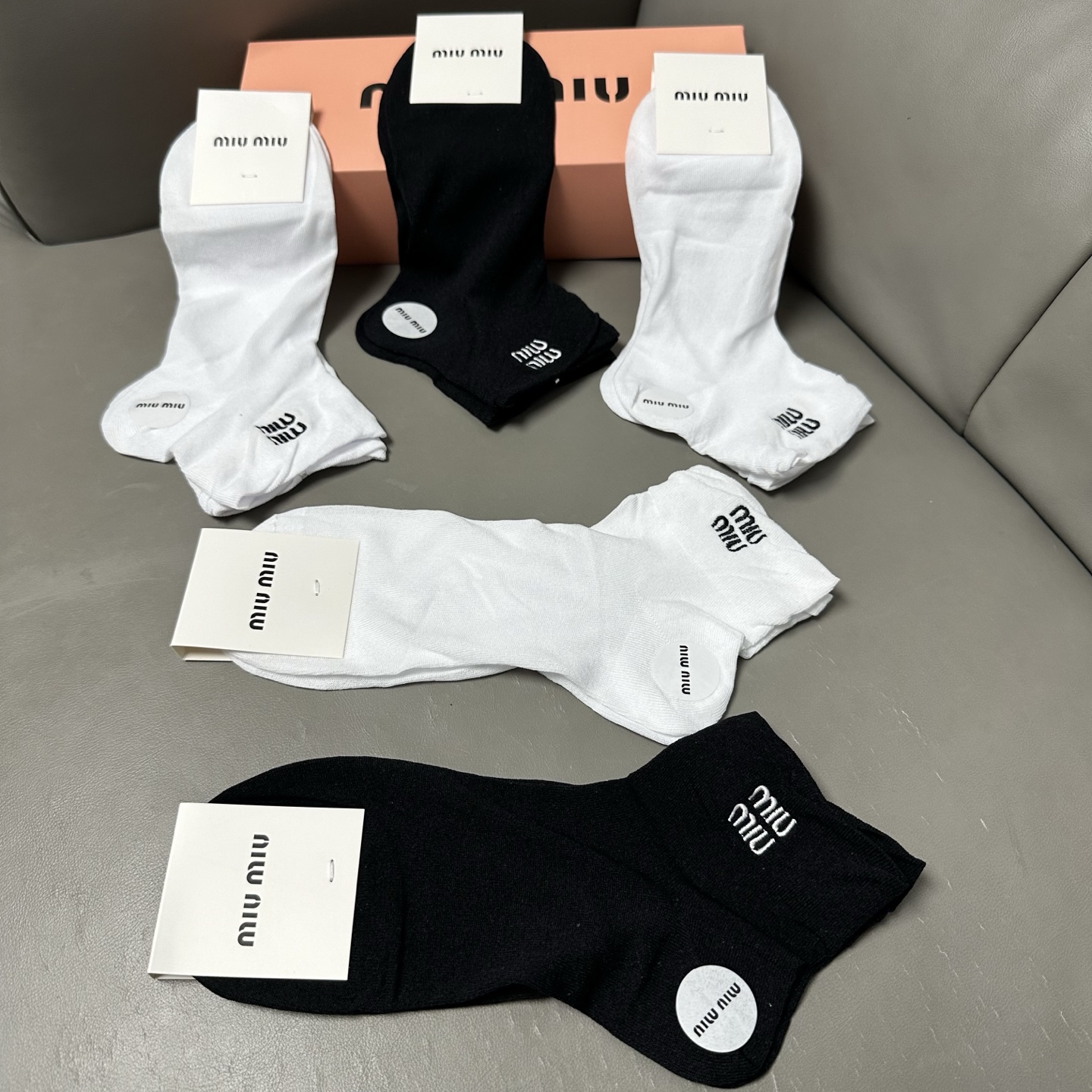 🆕 · Miumiu · ❗️缪缪新品女款袜子❗️【一盒五双】轻薄款，经典miumiu字母刺绣，透气柔软