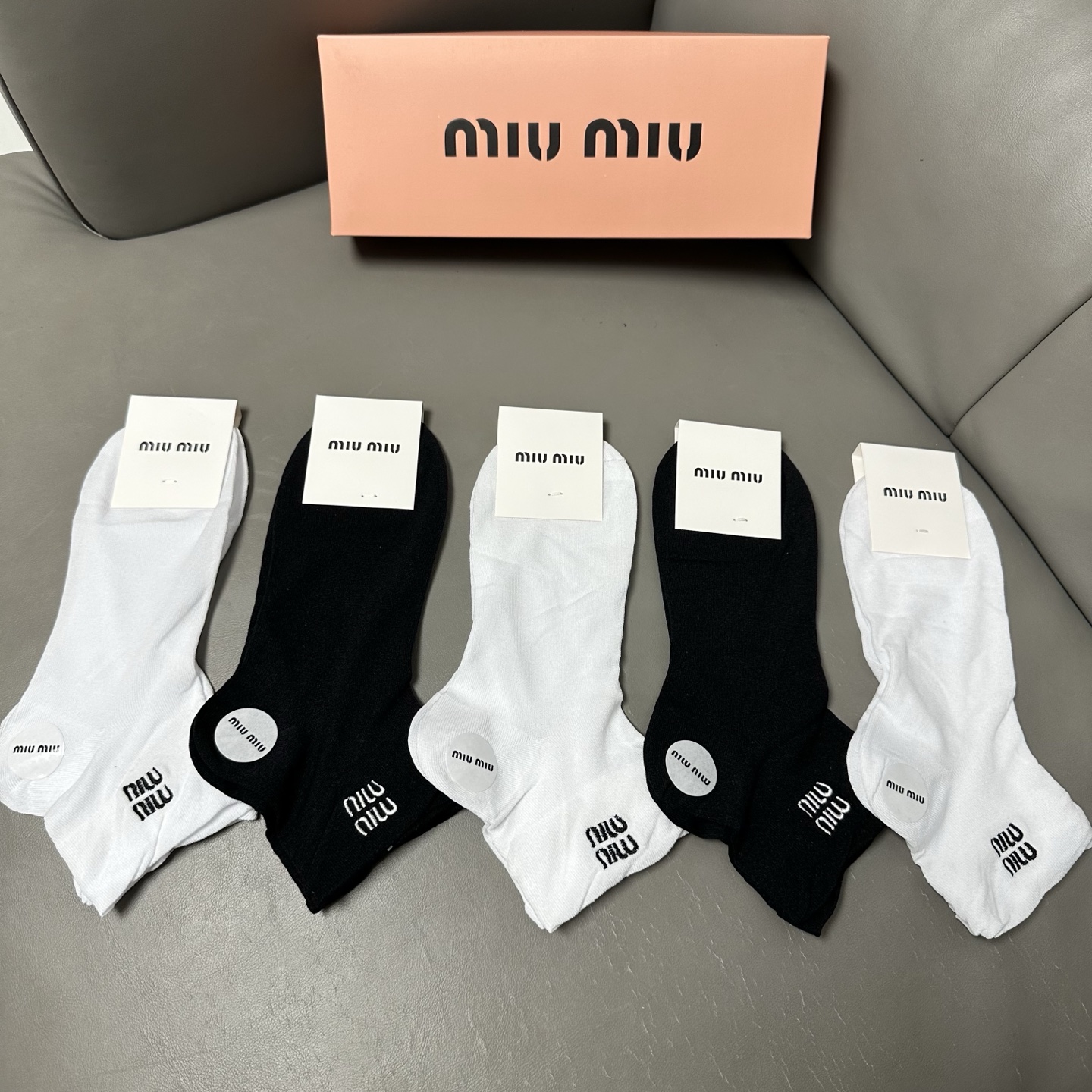 🆕 · Miumiu · ❗️缪缪新品女款袜子❗️【一盒五双】轻薄款，经典miumiu字母刺绣，透气柔软
