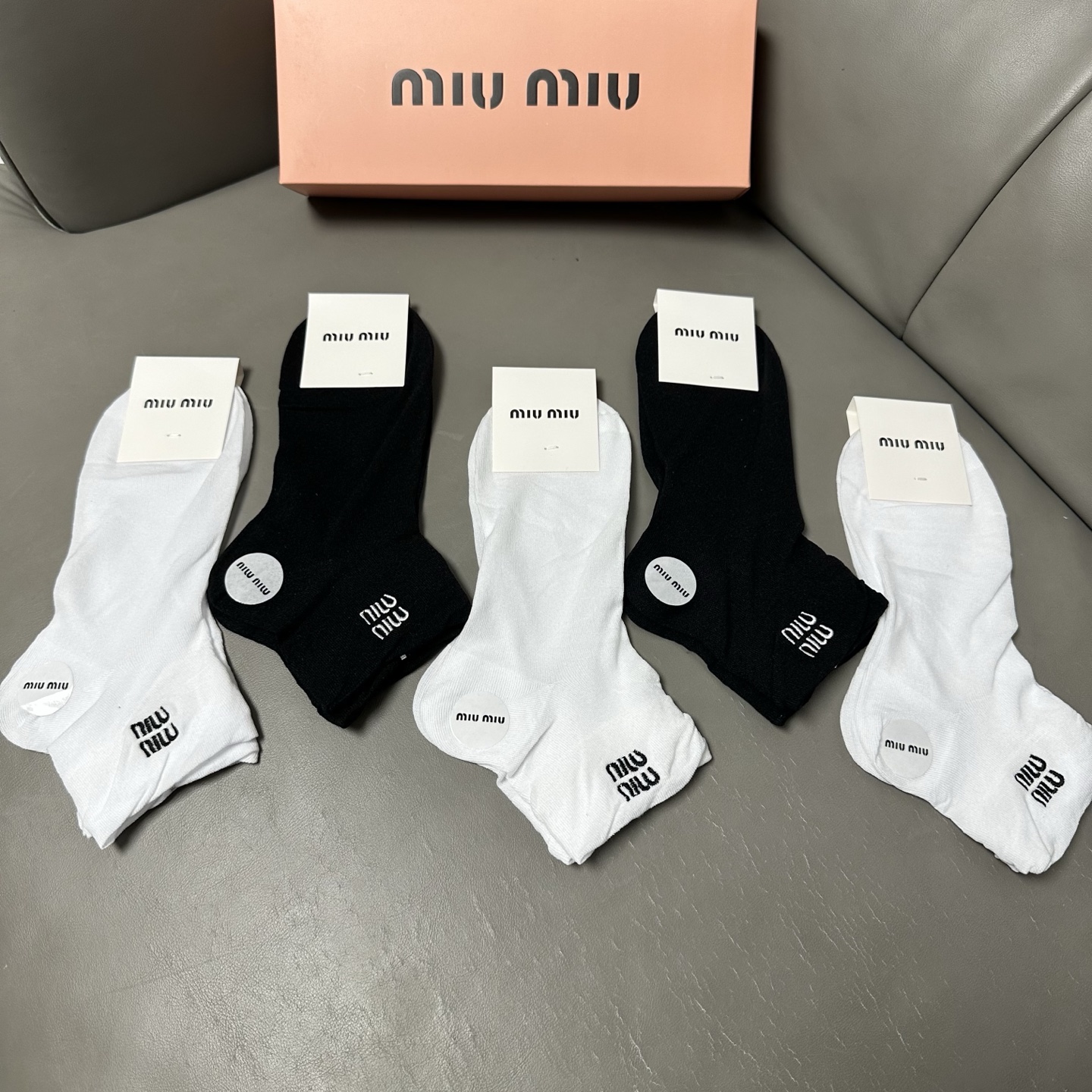 🆕 · Miumiu · ❗️缪缪新品女款袜子❗️【一盒五双】轻薄款，经典miumiu字母刺绣，透气柔软