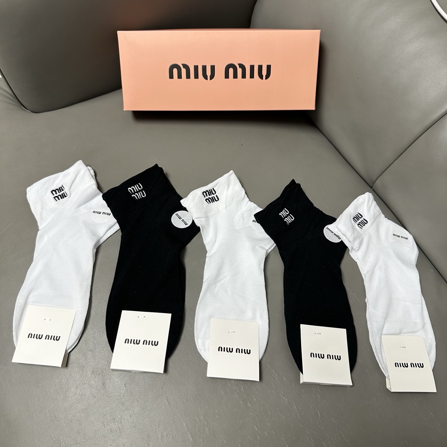 🆕 · Miumiu · ❗️缪缪新品女款袜子❗️【一盒五双】轻薄款，经典miumiu字母刺绣，透气柔软