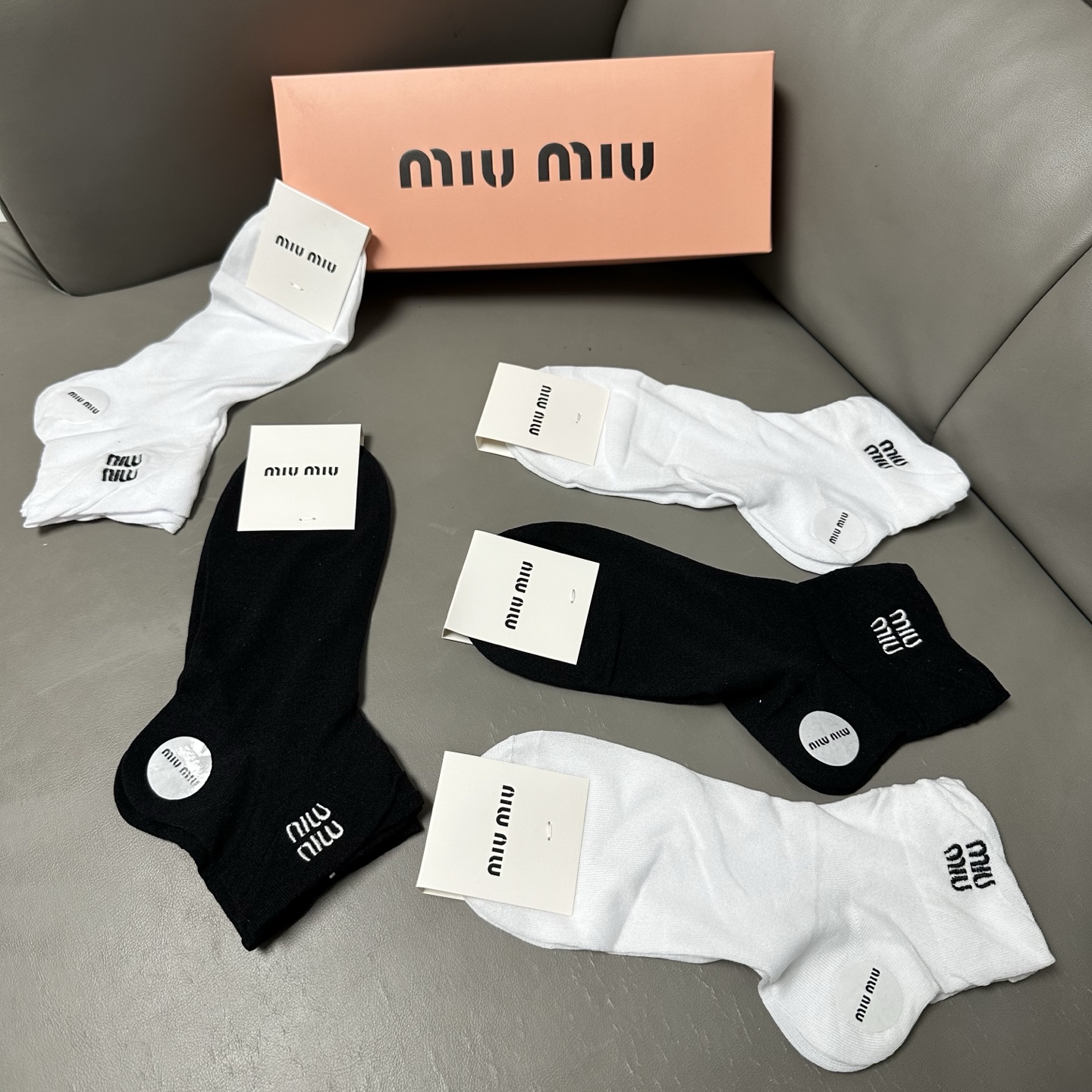 🆕 · Miumiu · ❗️缪缪新品女款袜子❗️【一盒五双】轻薄款，经典miumiu字母刺绣，透气柔软