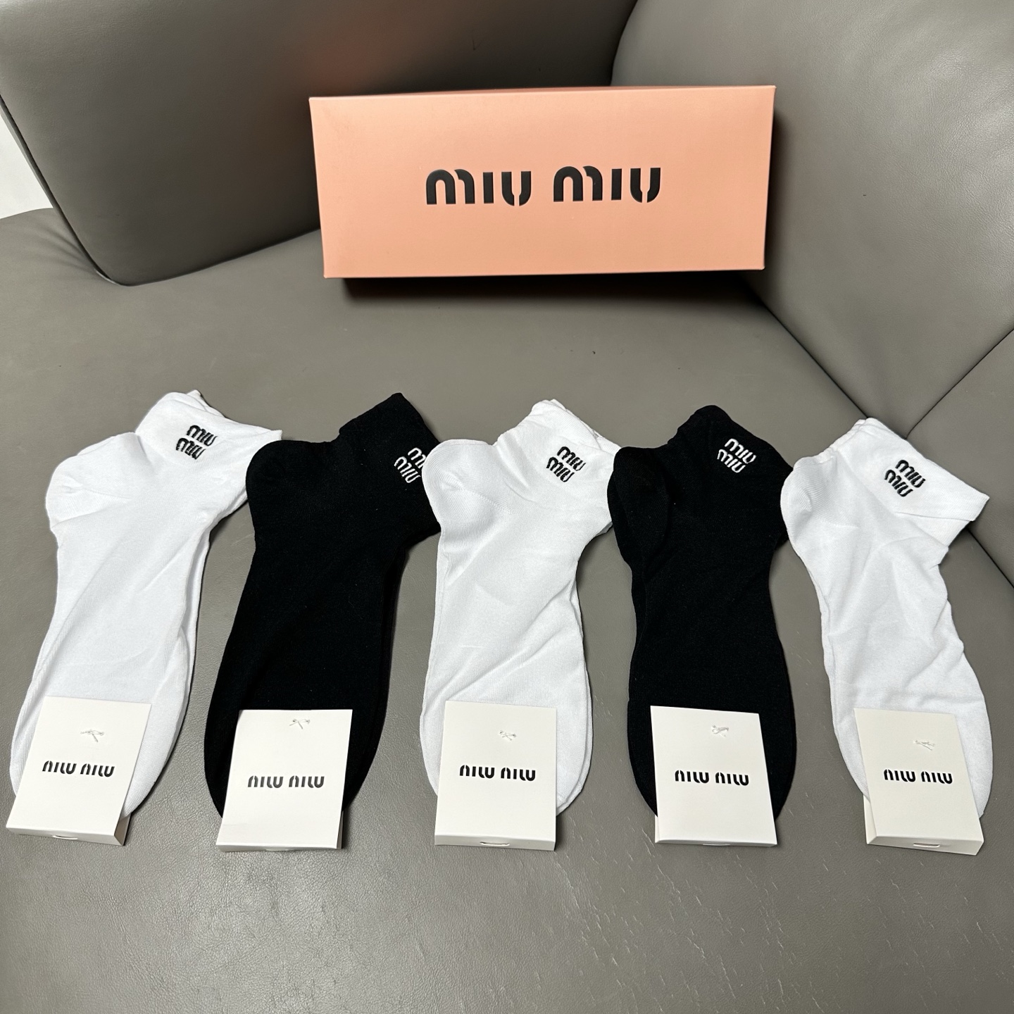 🆕 · Miumiu · ❗️缪缪新品女款袜子❗️【一盒五双】轻薄款，经典miumiu字母刺绣，透气柔软