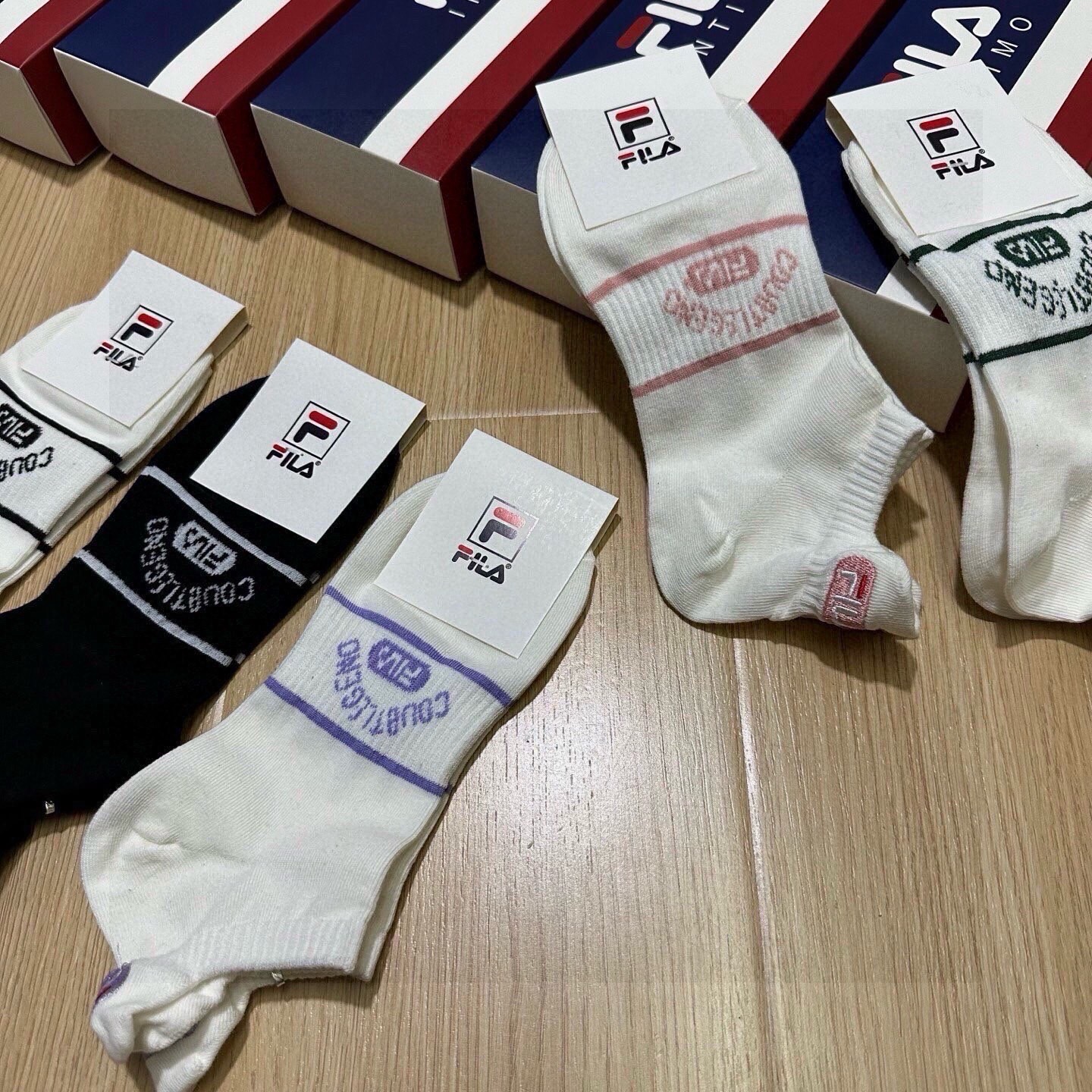 🆕FILA · 菲乐 · 新品女款袜子❗️【一盒五双】提花经典标志，超柔软舒适，超火爆小单品，大牌出街，
