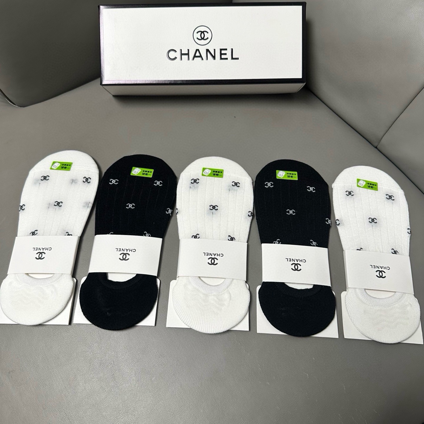 NO:813681,Chanel · Chanel Xiaoxiang's new women's invisible socks [five pairs in a box] jacquard classic logo, pure cotton material, super comfortable and super beautiful, big brand out on the street, fashionable people must have super good socks, stockings, socks, chanel, chanel, socks19860909 Chanel · 香奈儿小香新品女款隐形袜子【一盒五双】提花经典标志,纯棉材质,超舒适超美腻大牌出街,潮人必备超好搭袜子,丝袜,袜子,chanel,chanel,socks,accessory