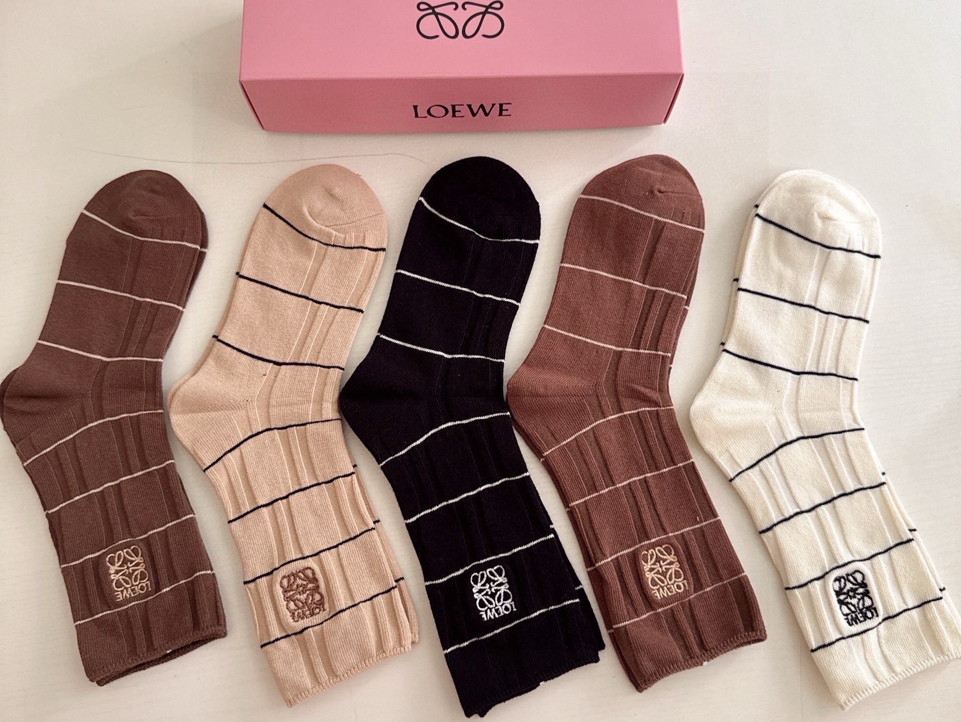 🆕Loewe · 罗意威新品女款长筒袜子❗️【一盒五双】刺绣经典标志搭配极简素色，超级吸睛，简单大气，纯