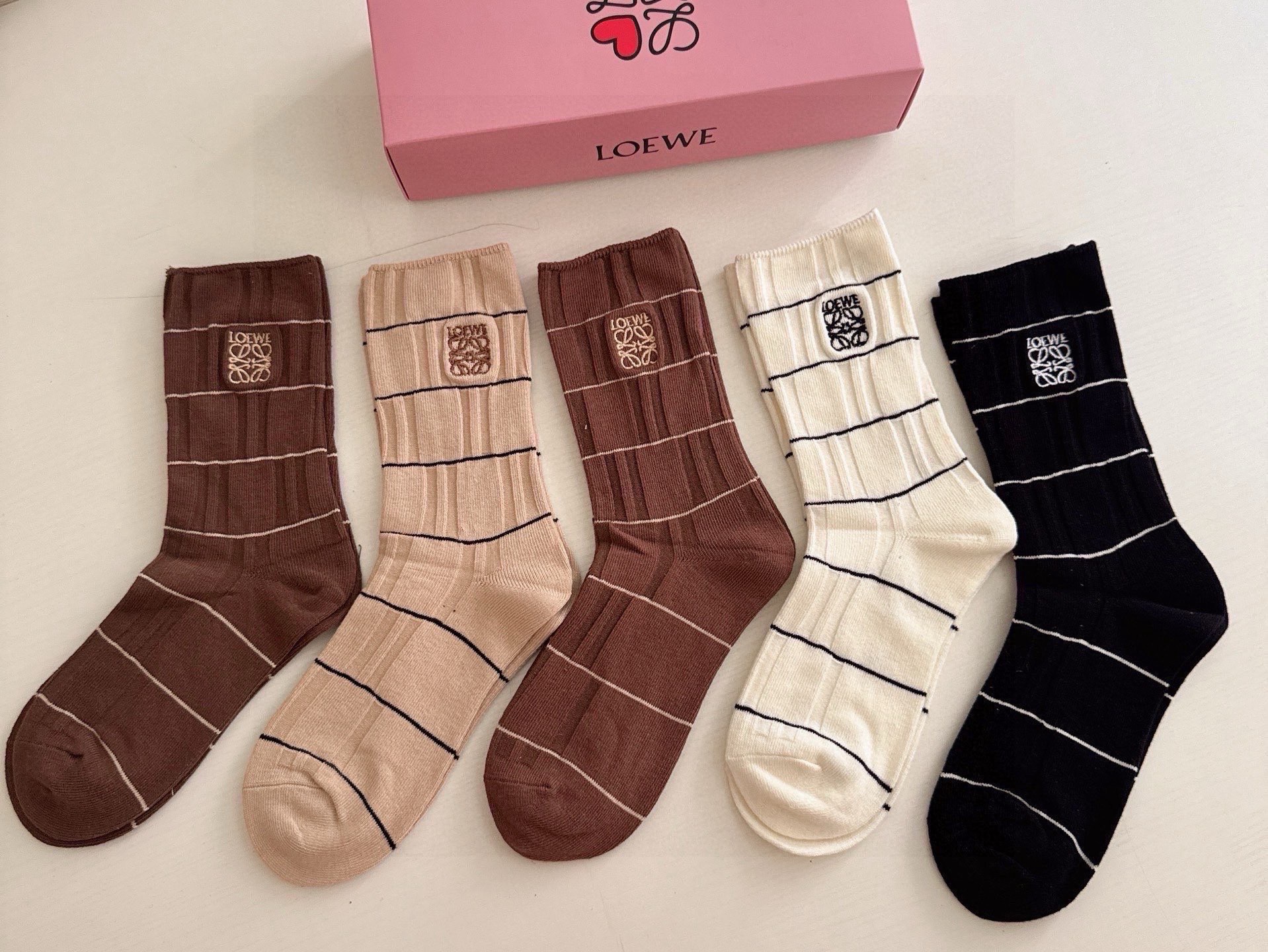 NO:813706,Loewe · Loewe's new women's long socks [five pairs in a box] embroidered classic logo with minimalist plain color, super eye-catching, simple and elegant, pure cotton material, breathable and comfortable, ins super popular small item, big name outing, trendy people must-have super easy to match socks, stockings, socks, loewe, loewe, socks19860909 Loewe · 罗意威新品女款长筒袜子【一盒五双】刺绣经典标志搭配极简素色,超级吸睛,简单大气,纯棉材质,透气舒适ins超火爆小单品,大牌出街,潮人必备超好搭袜子,丝袜,袜子,loewe,loewe,socks,accessory