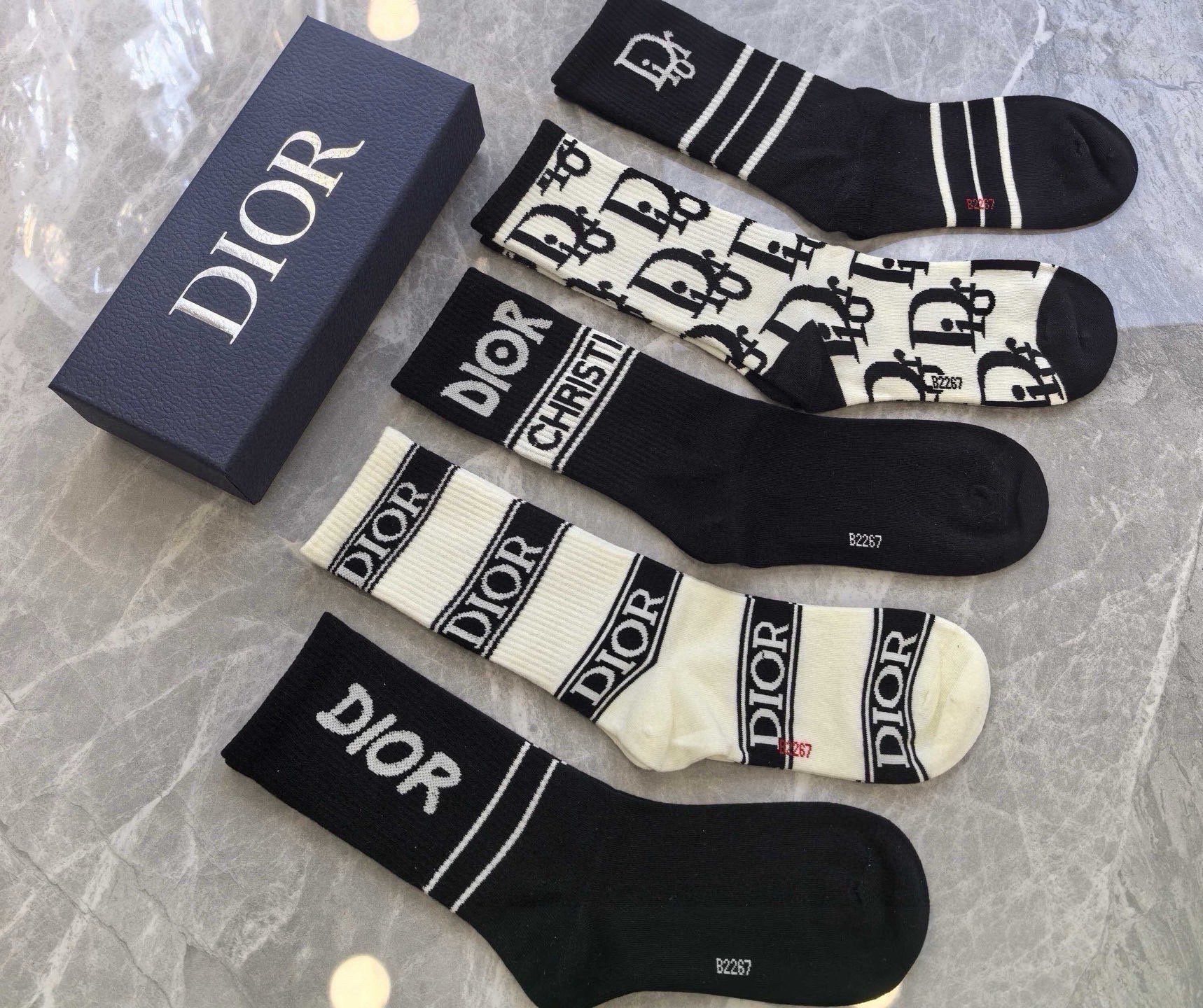 🆕Dior · 迪奥❗️D家新品女款长筒袜子❗️【一盒五双】纯棉材质，上脚柔软舒适，满满的老花经典log
