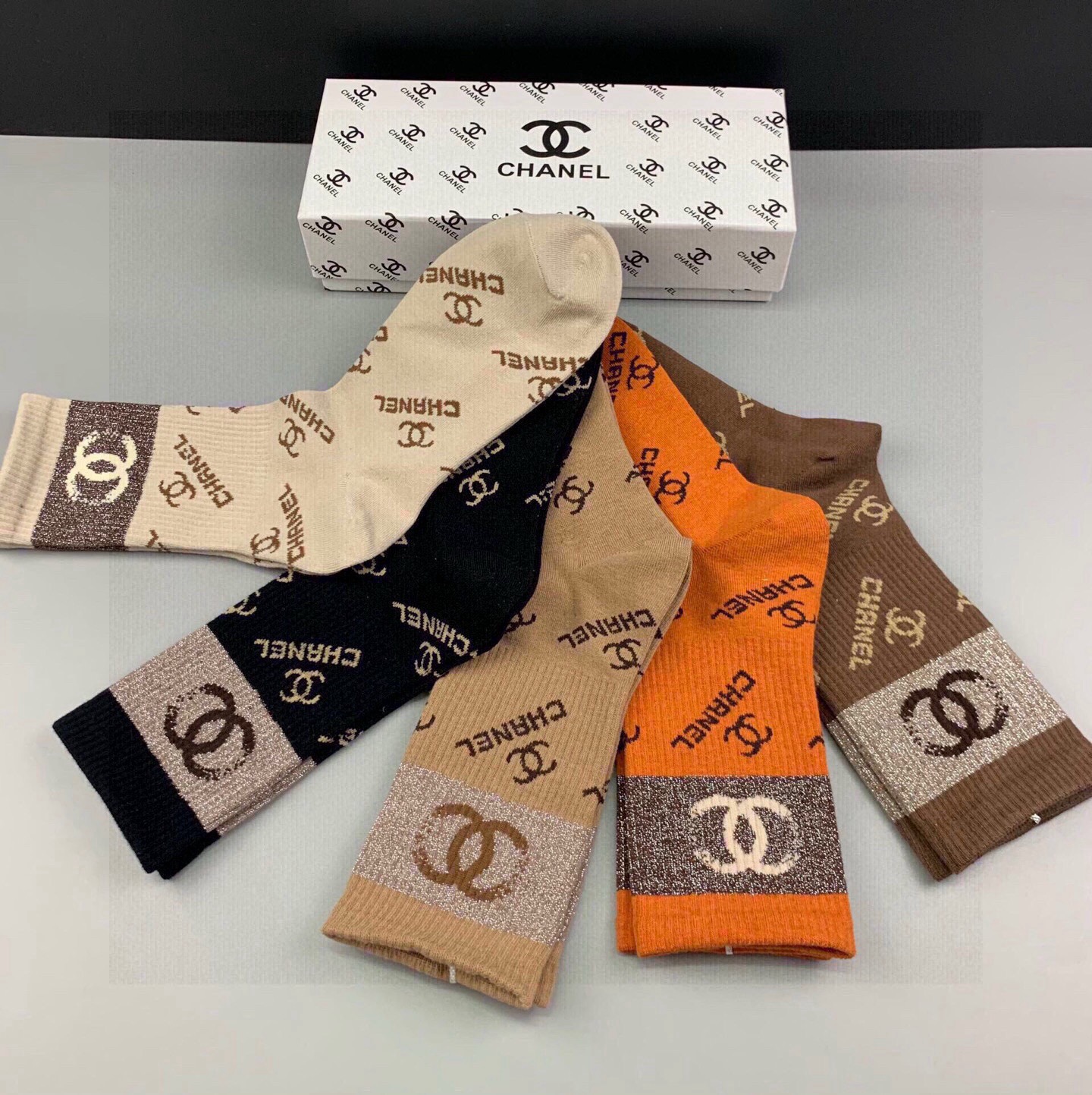 🆕CHANEL · 香奈儿❗️香奶奶家新品女款中筒袜子❗️【一盒五双】纯棉材质，柔软舒适透气，罗口提花经
