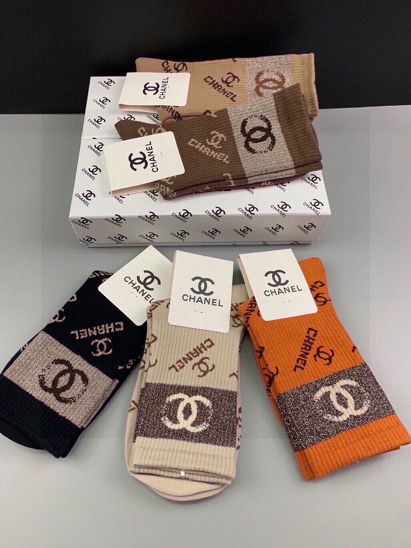 🆕CHANEL · 香奈儿❗️香奶奶家新品女款中筒袜子❗️【一盒五双】纯棉材质，柔软舒适透气，罗口提花经