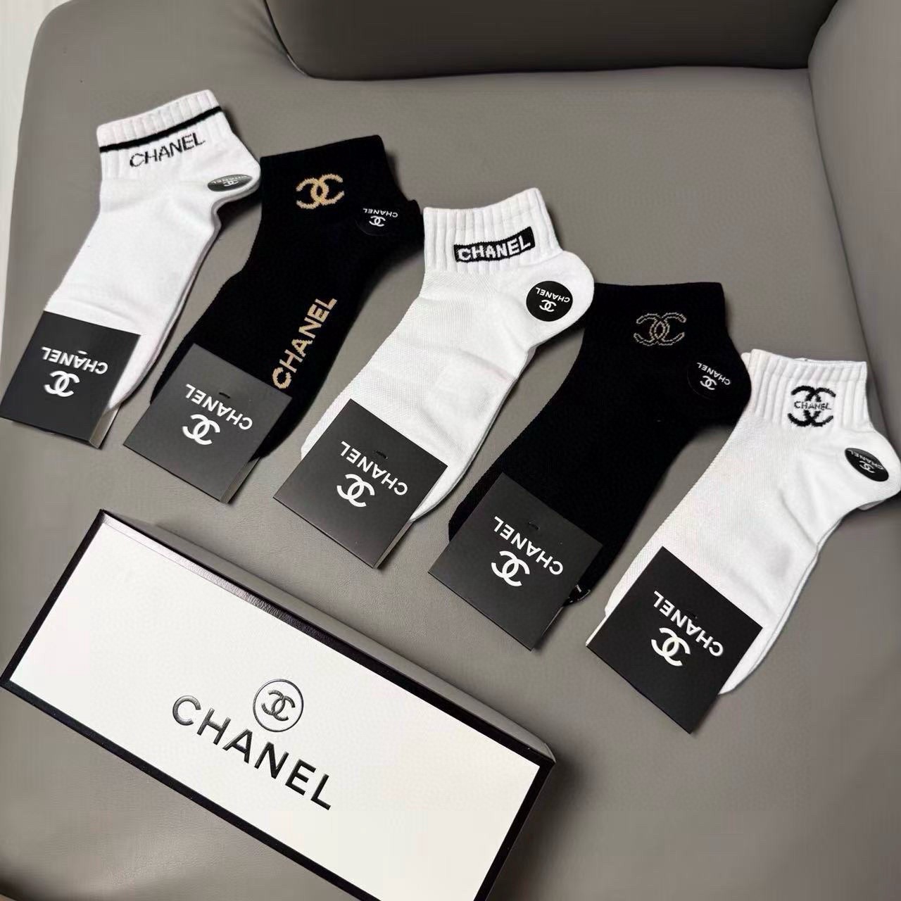NO:813701,CHANEL · Chanel CH new women's socks [five pairs in a box] pure cotton material, jacquard classic double C logo, fried chicken and nice, big-name streetwear, fashionable people must-have super easy-to-match socks, stockings, socks, chanel, chanel, socks19860909 CHANEL · 香奈儿CH新品女款袜子【一盒五双】纯棉材质,提花经典双C标识,炒鸡nice,大牌出街,潮人必备超好搭袜子,丝袜,袜子,chanel,chanel,socks,accessory