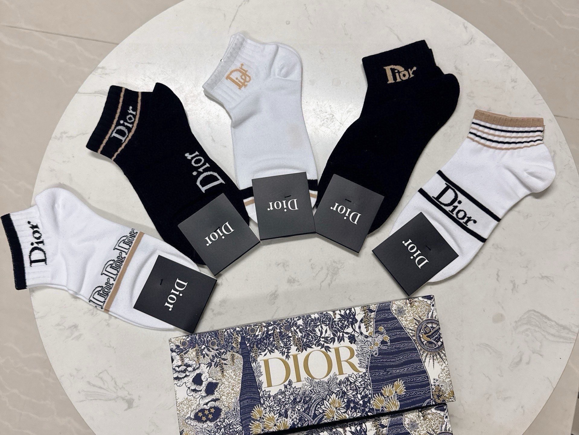 🆕Dior · 迪奥❗️D家新品船袜❗️【一盒五双】提花品牌logo，简单大气，实物超漂亮，经超火爆小单