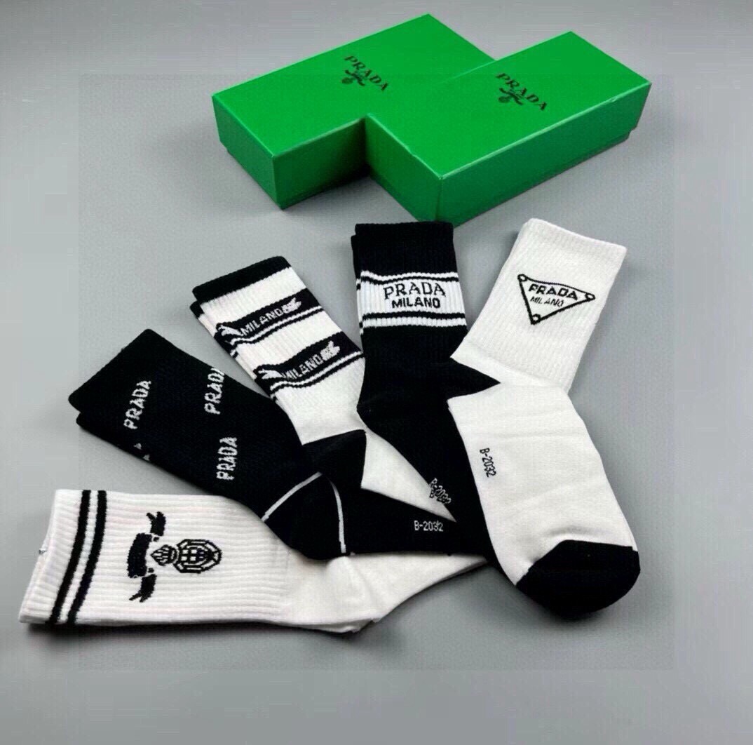 🆕PRADA · 普拉达新品中筒袜子❗️【一盒五双】纯棉材质织造，提花经典标志，柔软舒适，大牌出街，潮人