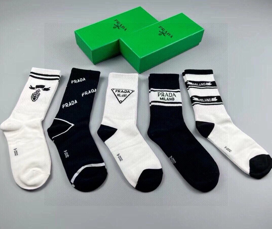 NO:813712,PRADA · Prada new mid-calf socks [five pairs in a box] made of pure cotton material, jacquard classic logo, soft and comfortable, big-name streetwear, fashionable people must-have super matching socks, stockings, socks, prada, prada, socks19860909 PRADA · 普拉达新品中筒袜子【一盒五双】纯棉材质织造,提花经典标志,柔软舒适,大牌出街,潮人必备超好搭袜子,丝袜,袜子,prada,prada,socks,accessory