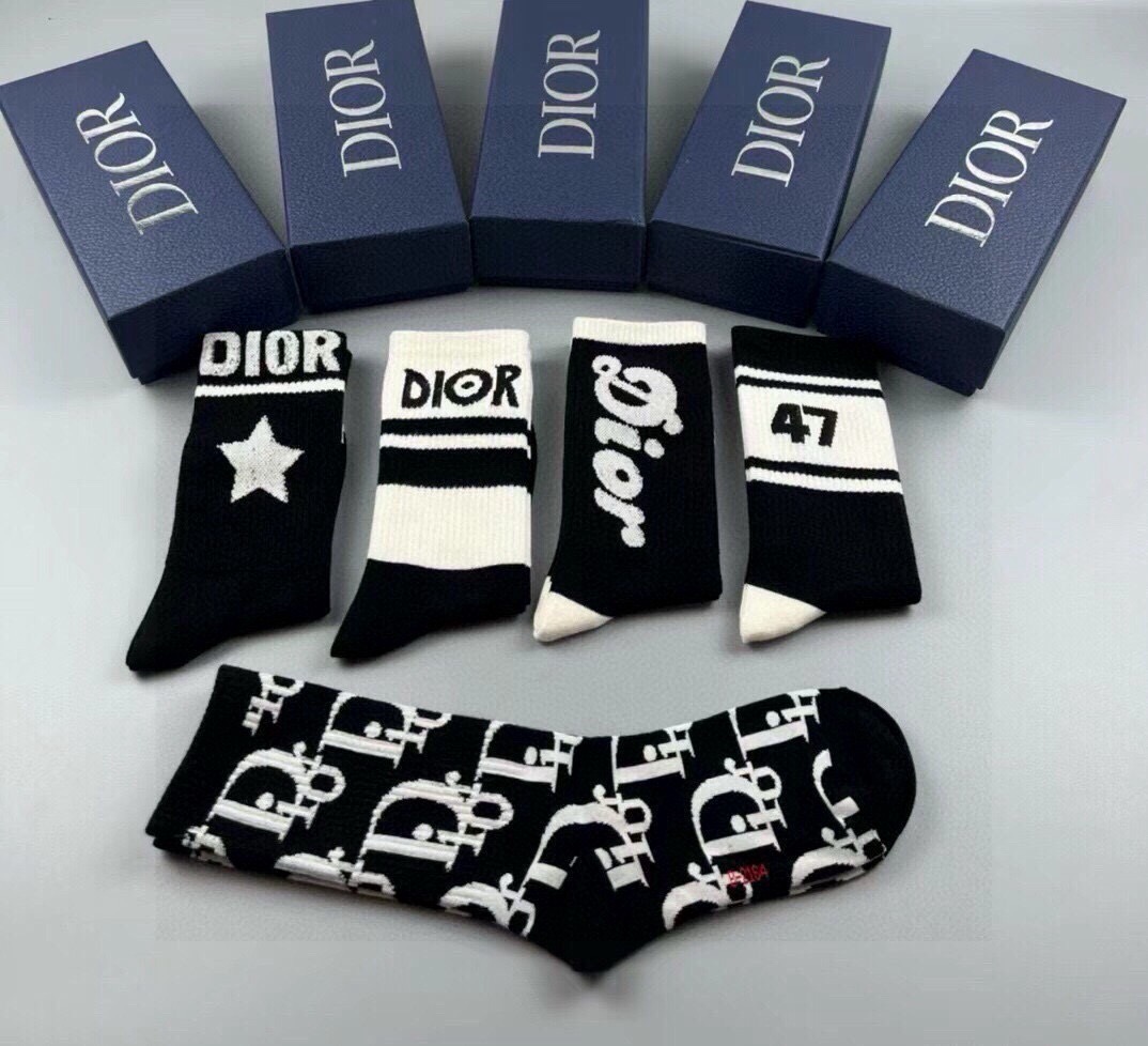 🆕Dior · 迪奥❗️D家新品女款中筒袜子❗️【一盒五双】纯棉材质，上脚柔软舒适，满满的老花经典log