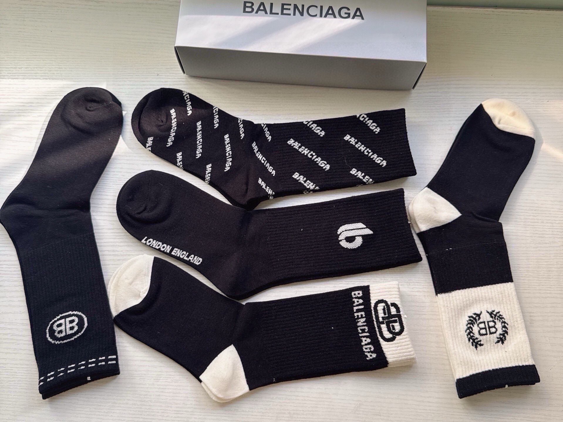 🆕BALENCIAGA · 巴黎世家❗️大巴黎新品女款长筒袜子❗️【一盒五双】纯棉材质织造，上脚柔软舒适