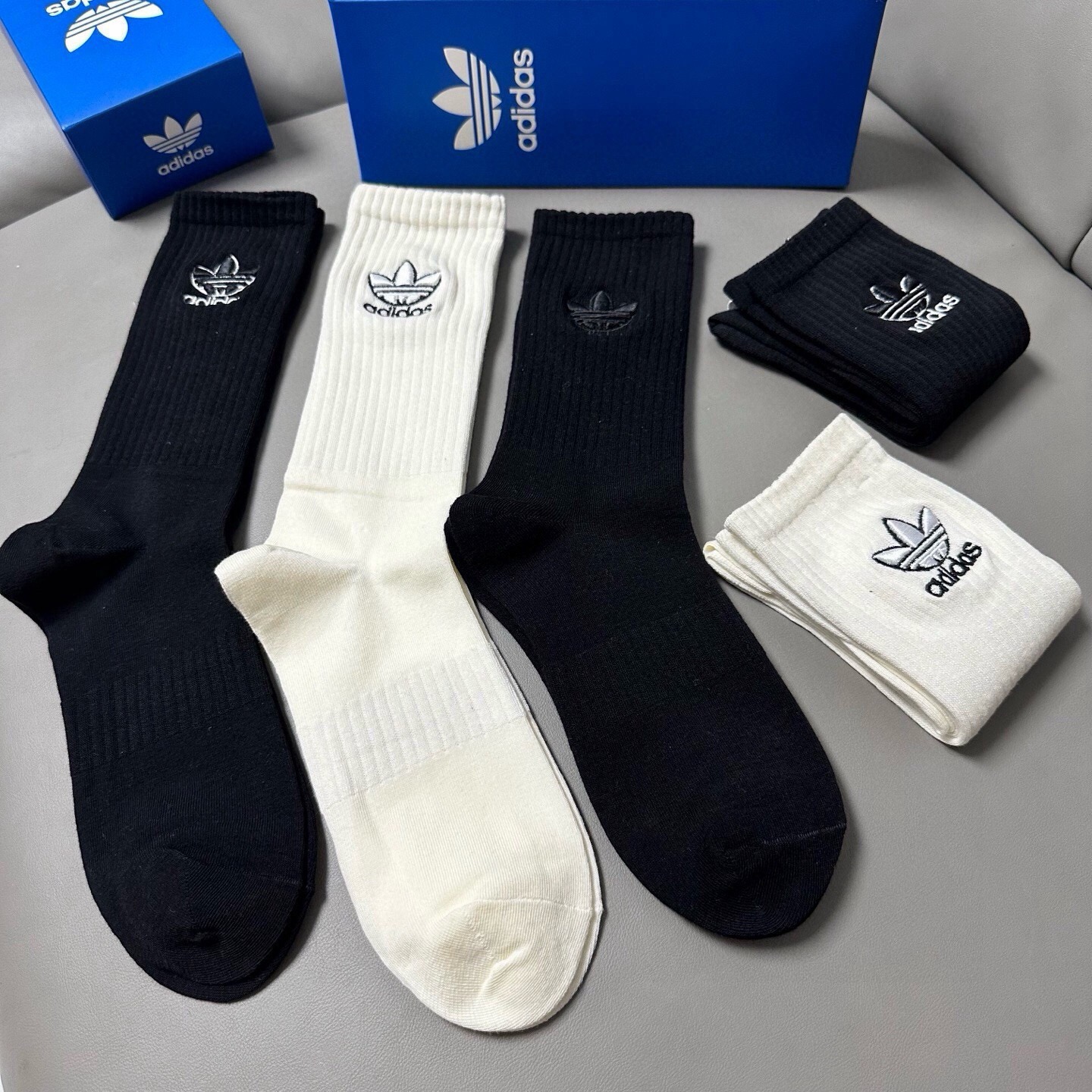 🆕Adidas · 阿迪达斯❗️新品女款长筒袜子，火爆全网的三叶草❗️☘万针刺绣️logo超级nice❗