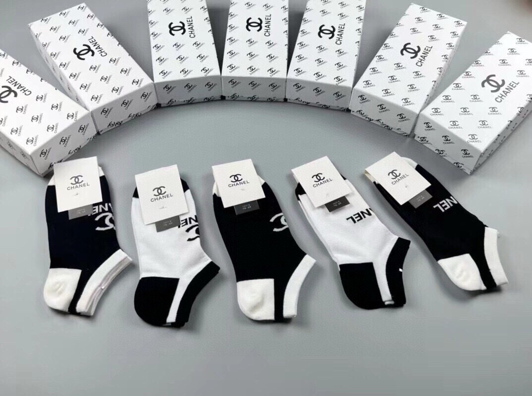 🆕CHANEL · 香奈儿❗️香奶奶家新品女款袜子❗️【一盒五双】纯棉材质，柔软舒适透气，提花经典品牌全