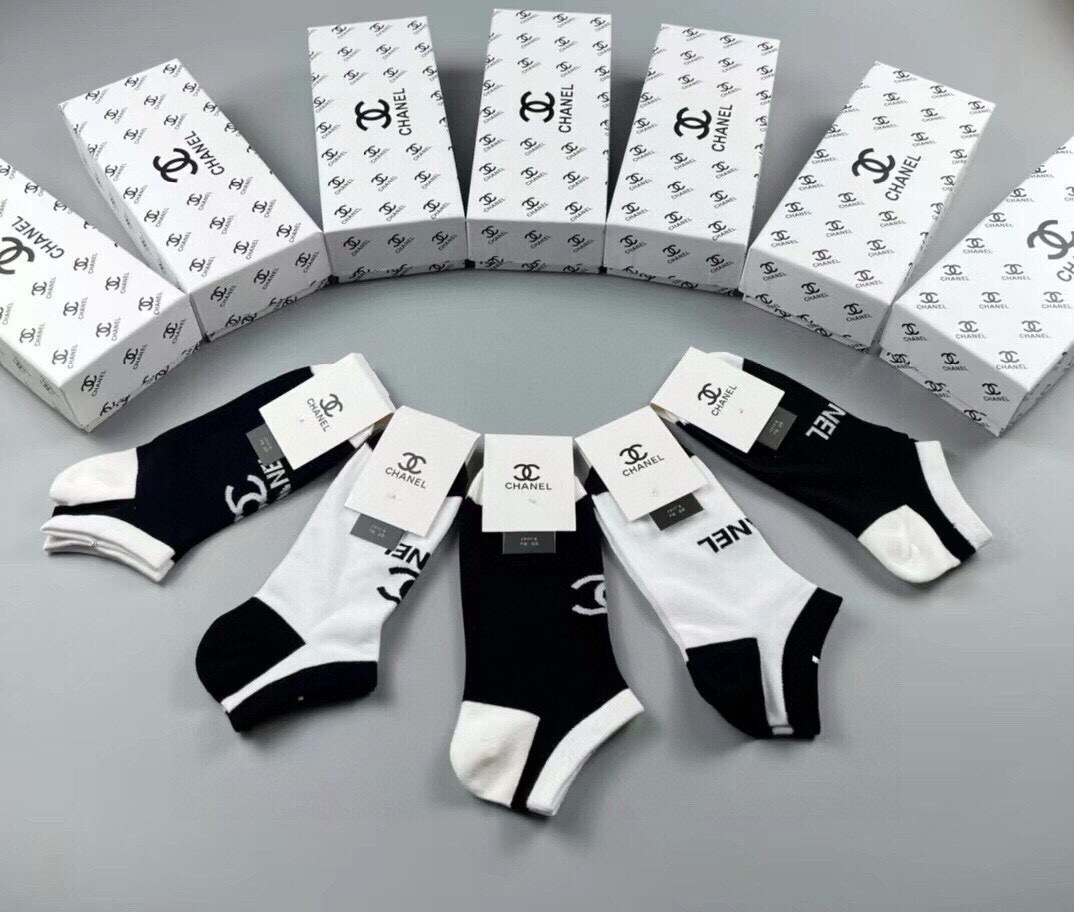 🆕CHANEL · 香奈儿❗️香奶奶家新品女款袜子❗️【一盒五双】纯棉材质，柔软舒适透气，提花经典品牌全