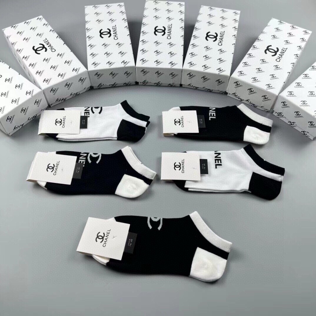 🆕CHANEL · 香奈儿❗️香奶奶家新品女款袜子❗️【一盒五双】纯棉材质，柔软舒适透气，提花经典品牌全