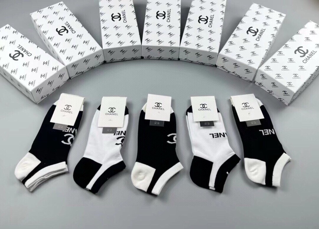 🆕CHANEL · 香奈儿❗️香奶奶家新品女款袜子❗️【一盒五双】纯棉材质，柔软舒适透气，提花经典品牌全