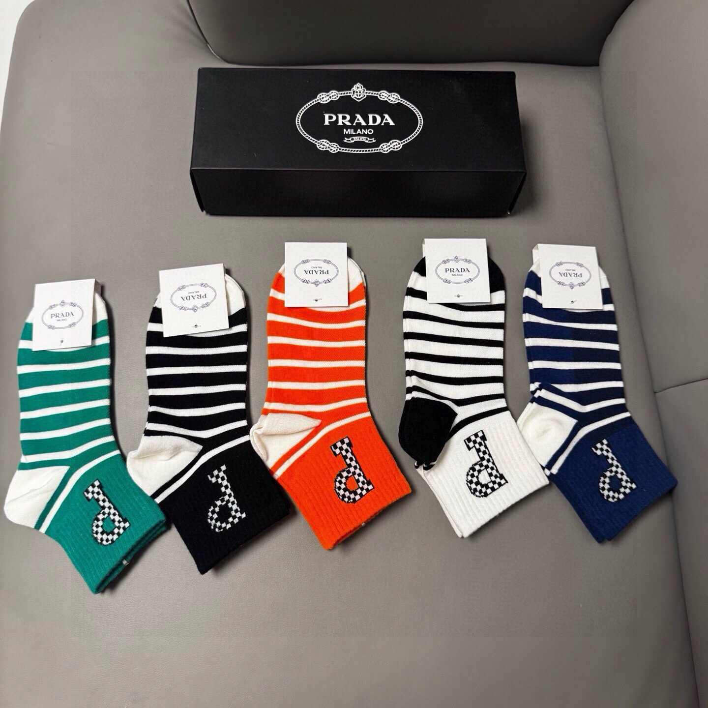 🆕PRADA · 普拉达新品中筒袜子❗️【一盒五双】纯棉材质织造，提花经典标志，柔软舒适，大牌出街，潮人
