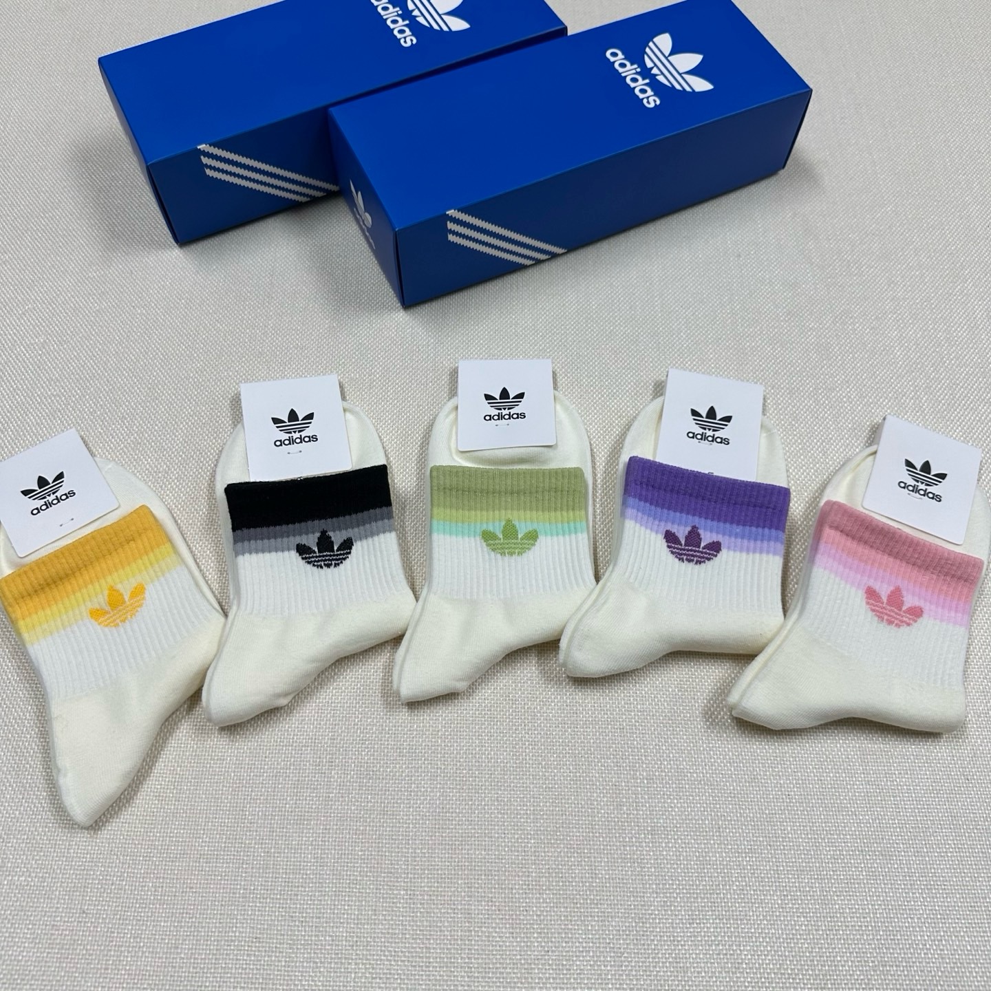 🆕Adidas · 阿迪达斯❗️新品女款中筒袜，火爆全网的三叶草❗️☘️logo超级nice❗️❗️设计